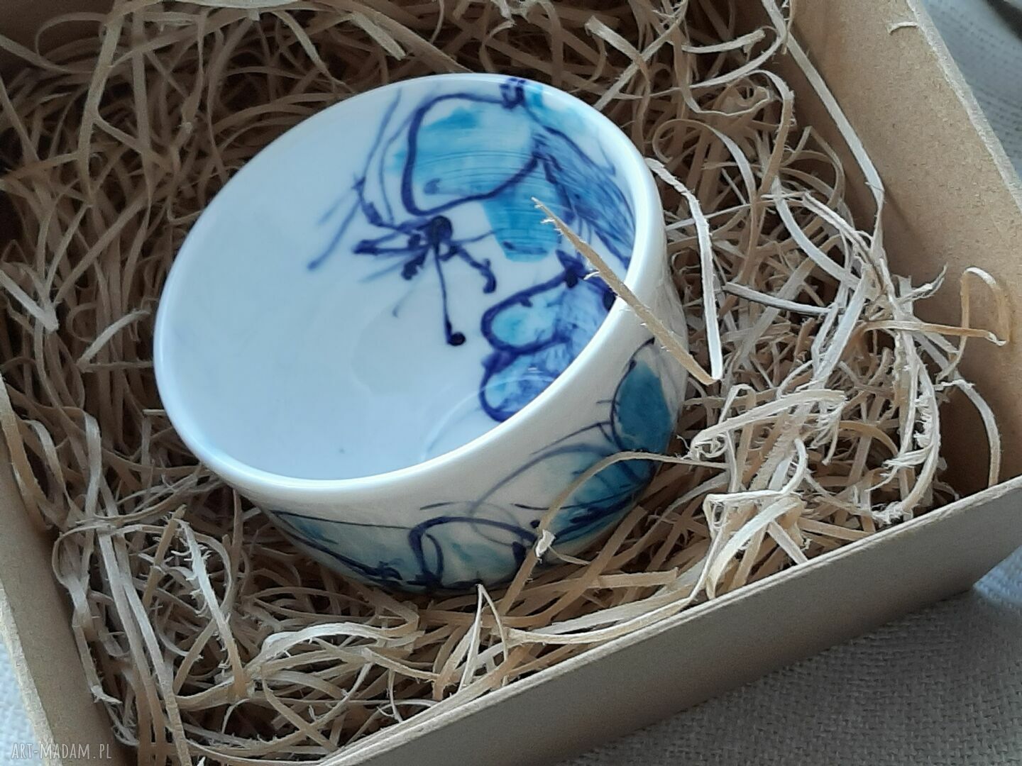Porcelanowa czarka z motylem - ręcznie toczona, swobodnie malowana w stylu japońskim