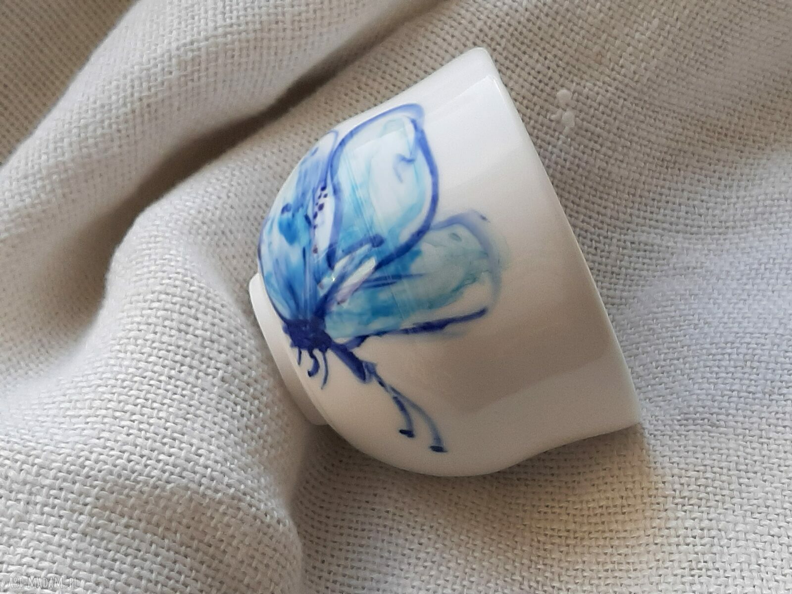 Porcelanowa czarka z motylem - ręcznie toczona, swobodnie malowana w stylu japońskim