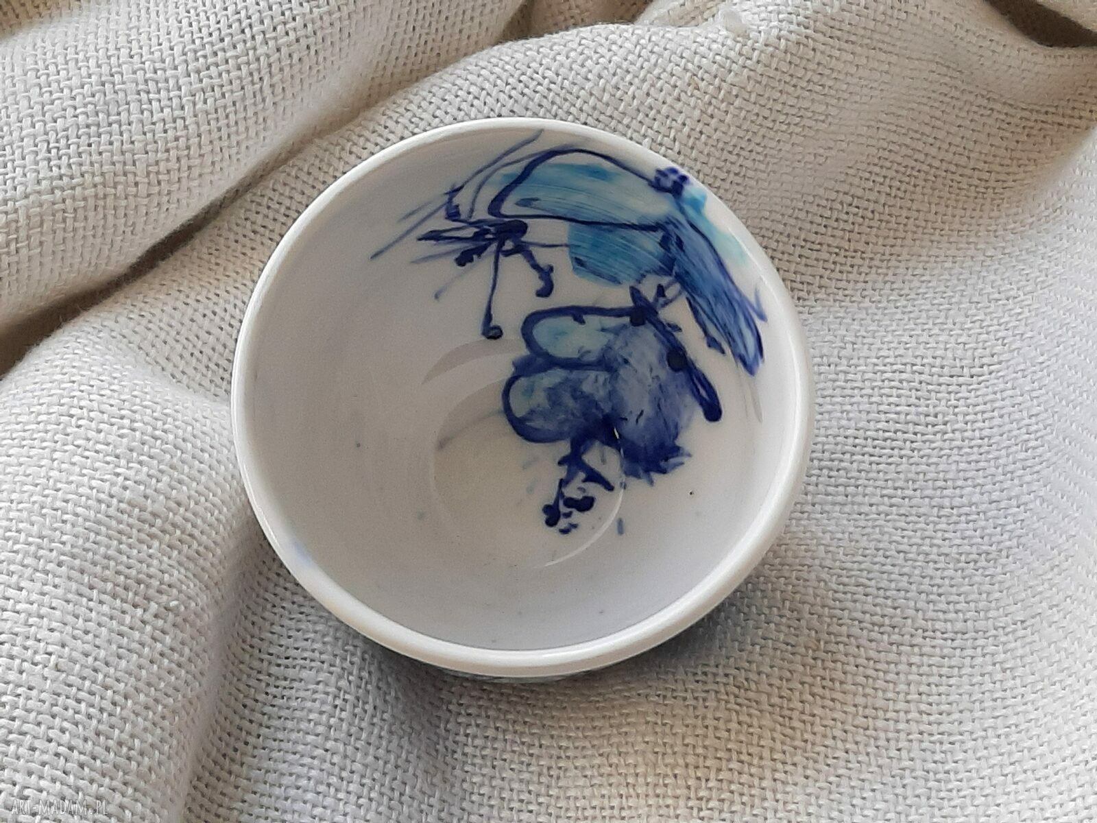Porcelanowa czarka z motylem - ręcznie toczona, swobodnie malowana w stylu japońskim