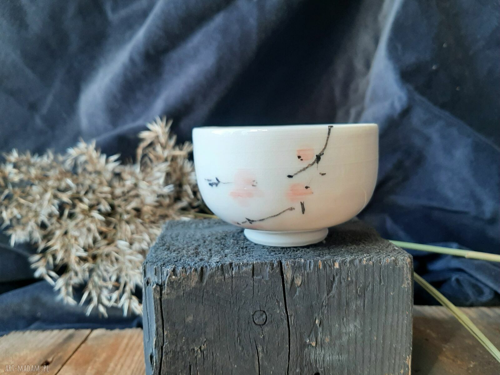 Porcelanowa czarka 80 ml w gałązki z różowymi kwiatami