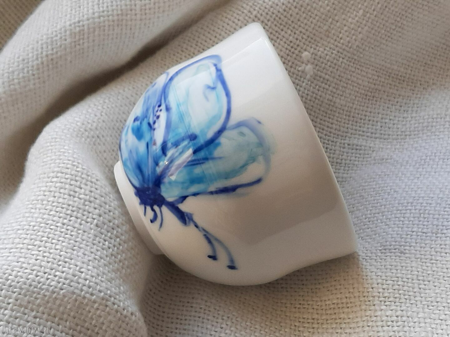 Porcelanowa czarka z motylem - ręcznie toczona, swobodnie malowana w stylu japońskim