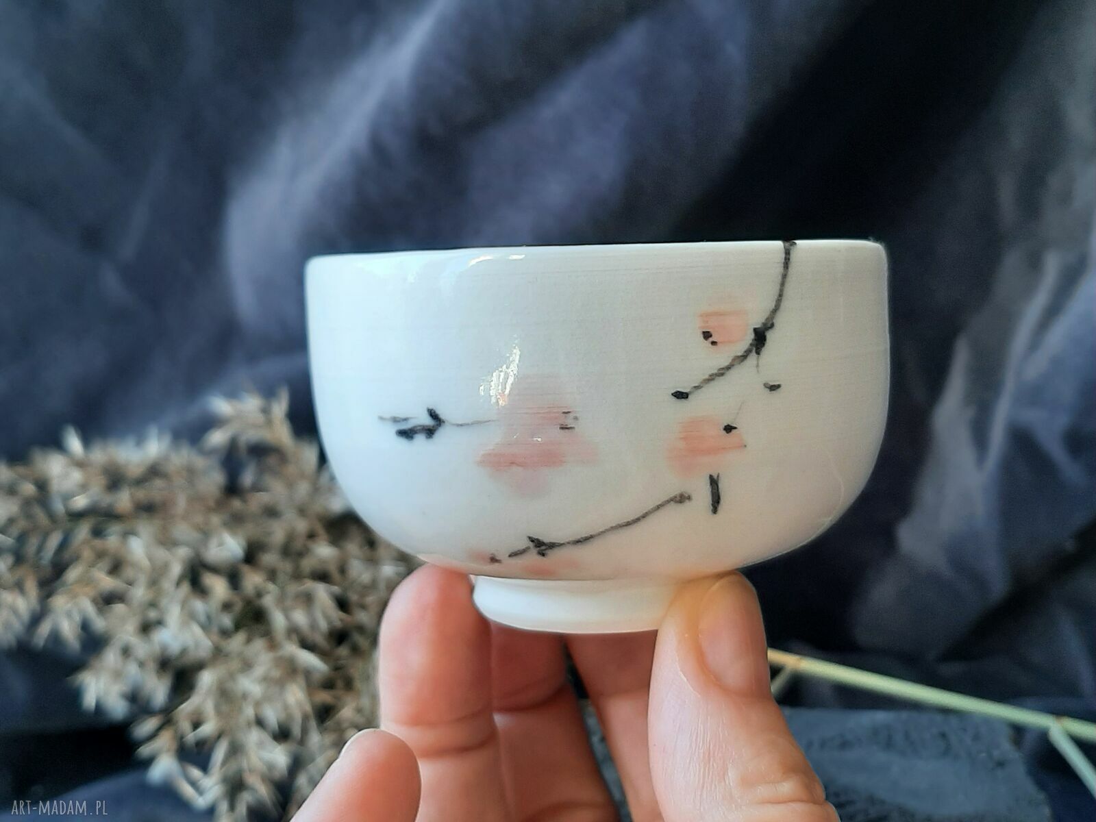 Porcelanowa czarka 80 ml w gałązki z różowymi kwiatami