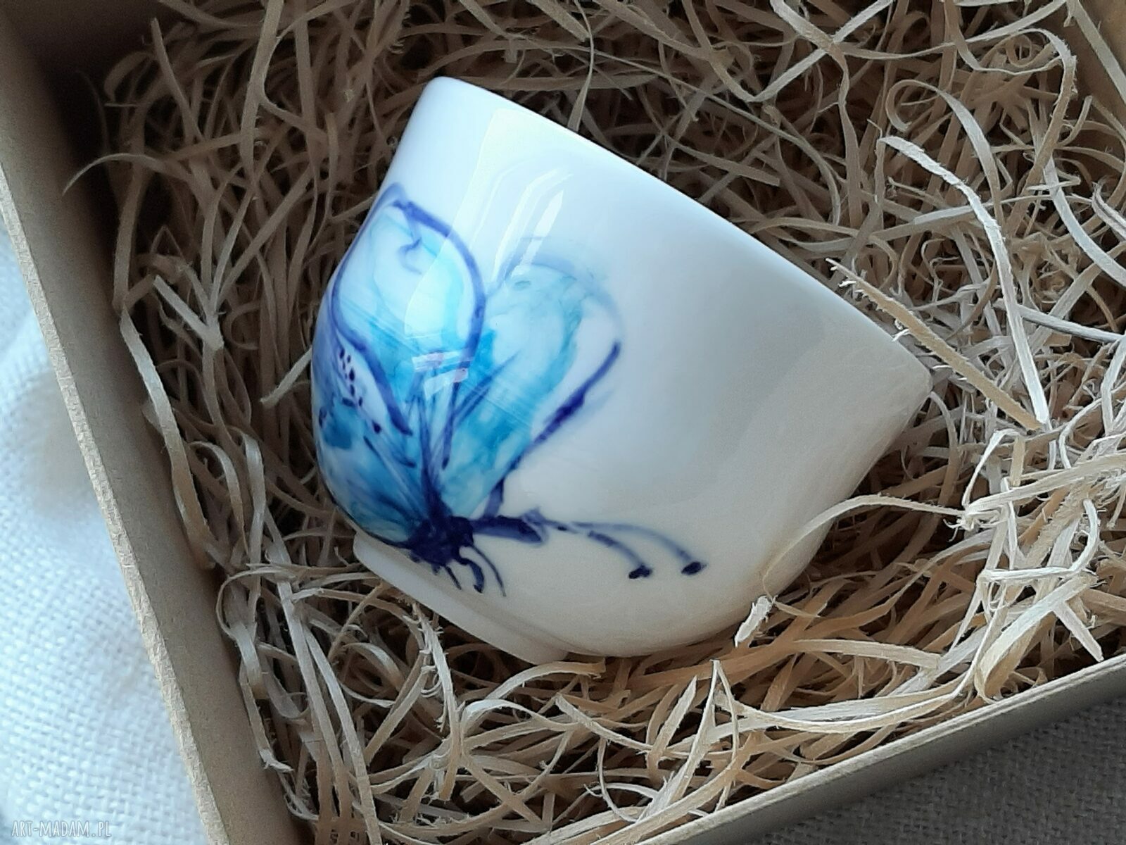 Porcelanowa czarka z motylem - ręcznie toczona, swobodnie malowana w stylu japońskim
