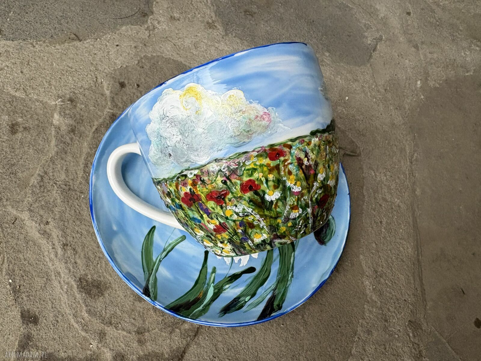 Porcelanowa filiżanka ręcznie malowana Łąka i chmury (250 ml)