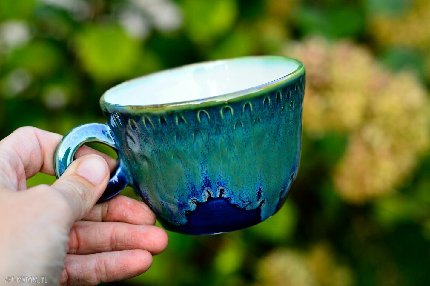 Porcelanowa filiżanka w kolorze niebiesko-zielonym
