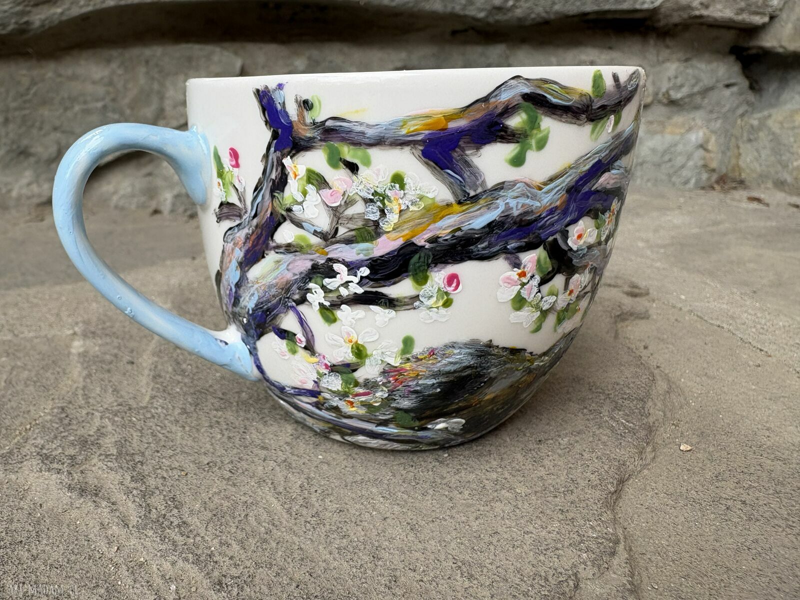 Porcelanowa filiżanka ręcznie malowana - Kot na jabłoni