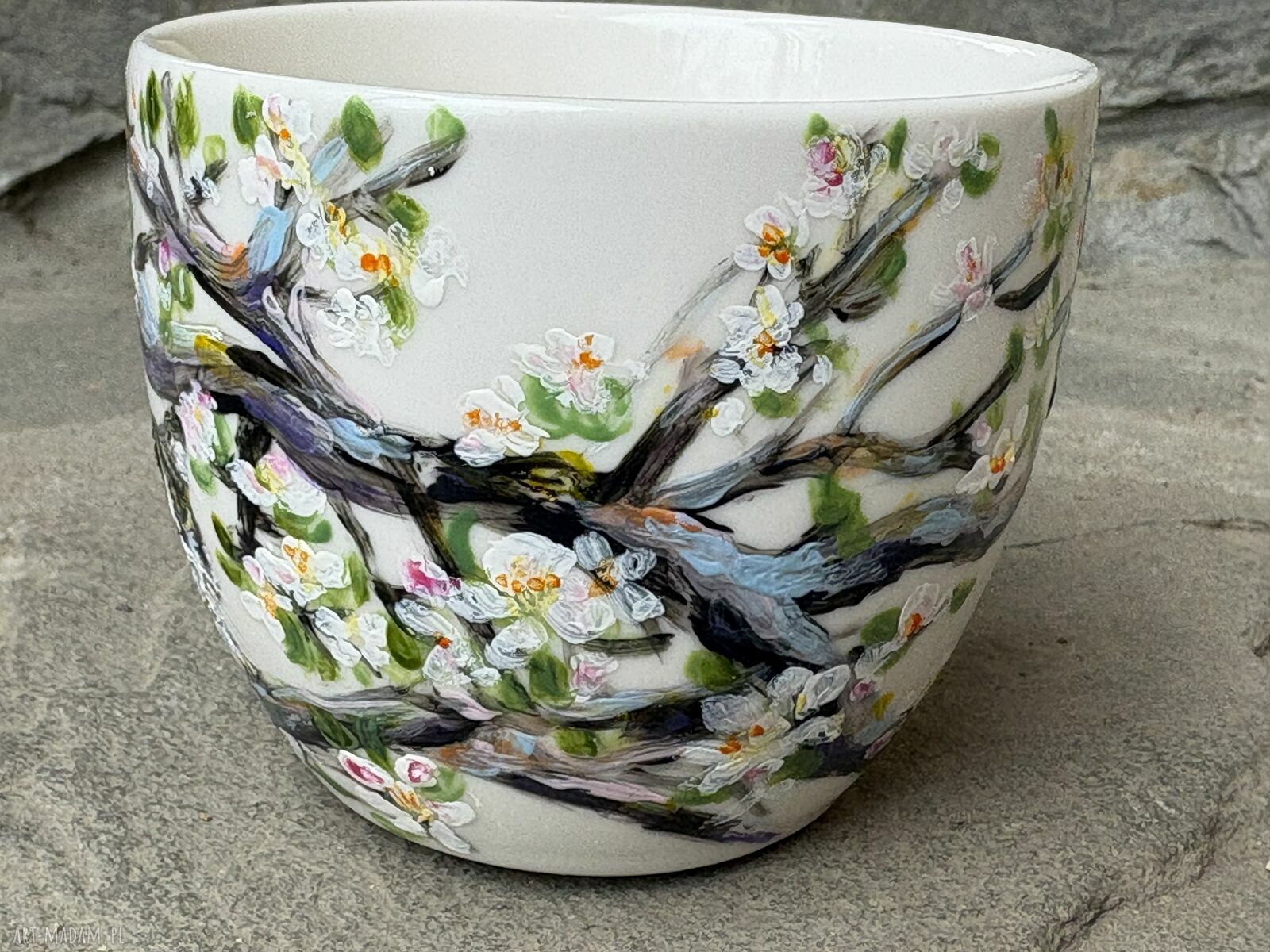 Porcelanowa filiżanka ręcznie malowana - Kot na jabłoni