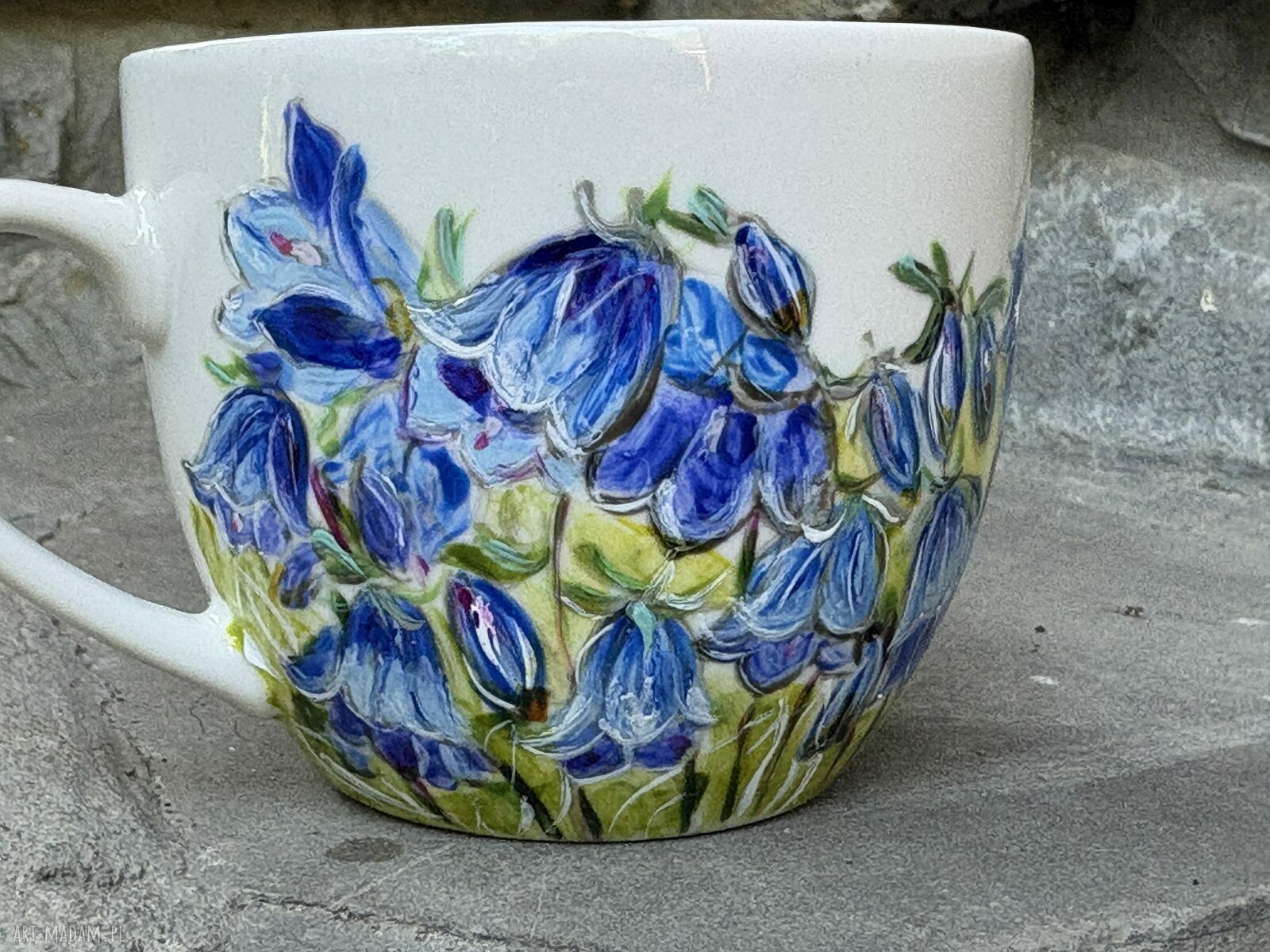 Porcelanowa filiżanka ręcznie malowana - niebieskie kwiaty (250 ml) ze spodkiem