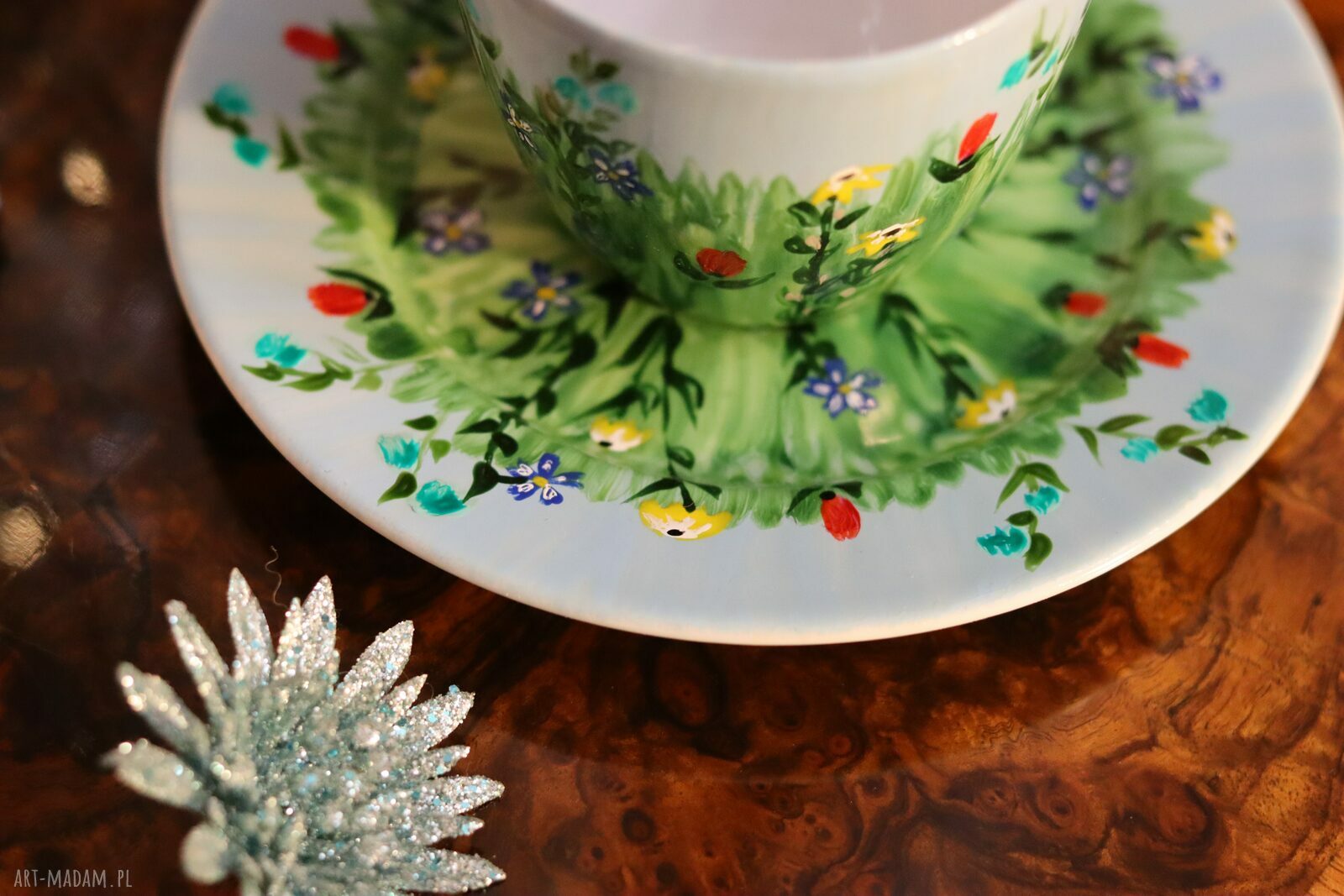 Porcelanowa filiżanka ręcznie malowana „Łąka” z podstawką (200 ml)