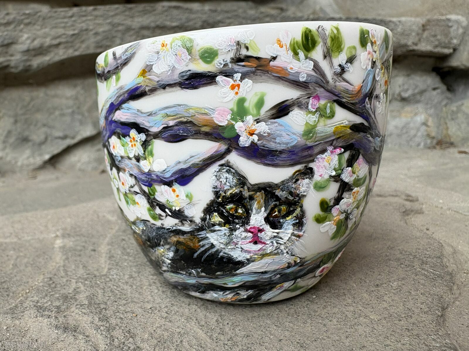 Porcelanowa filiżanka ręcznie malowana - Kot na jabłoni