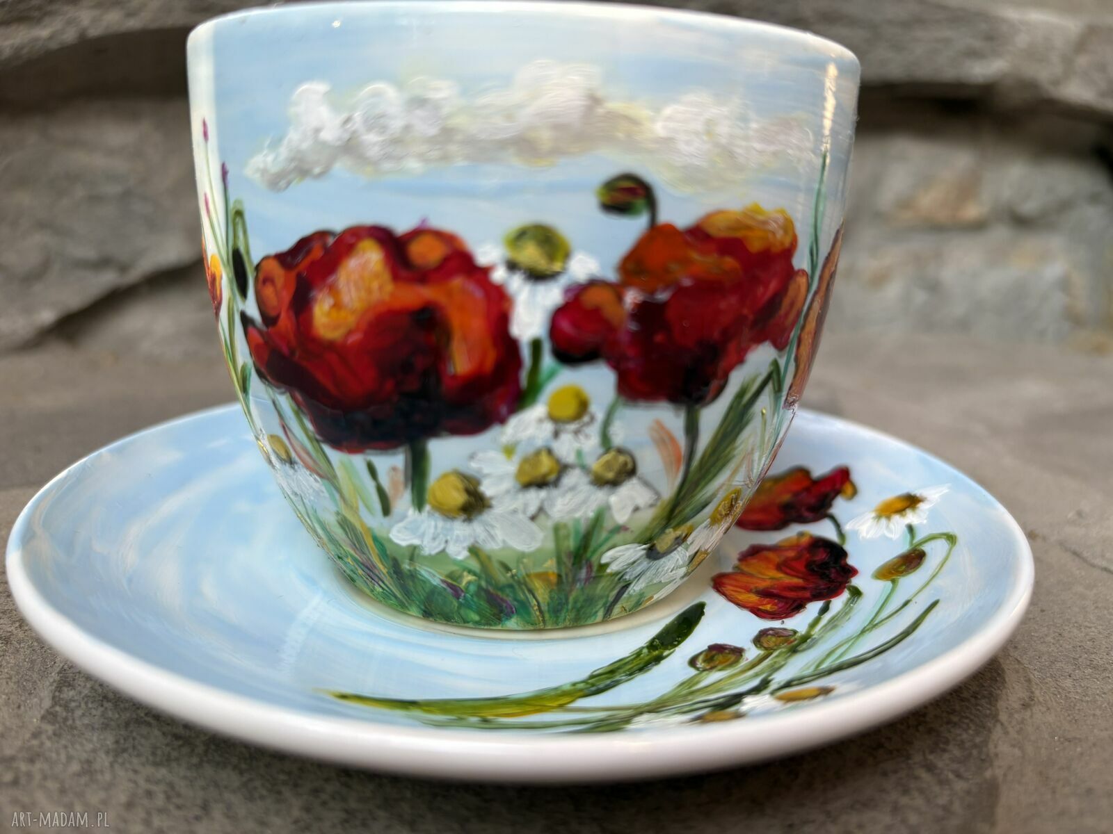 Porcelanowa filiżanka ręcznie malowana w polne kwiaty