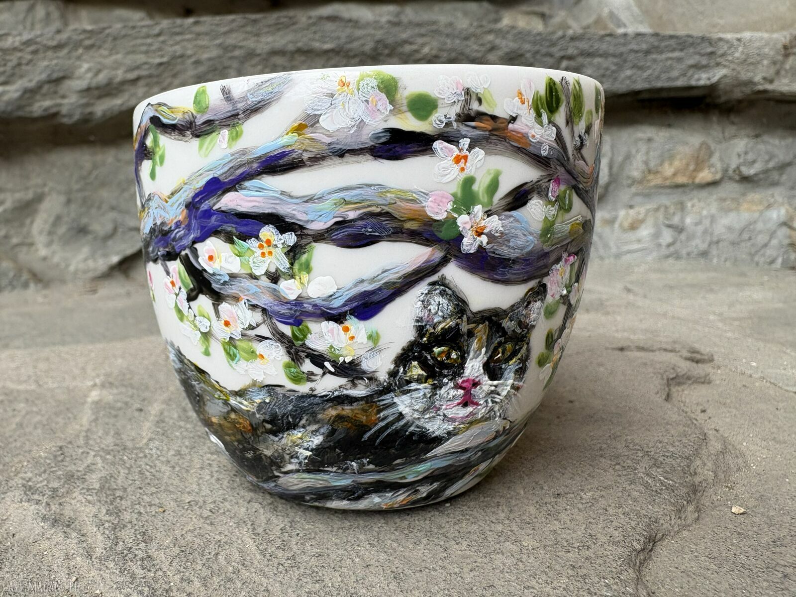 Porcelanowa filiżanka ręcznie malowana - Kot na jabłoni