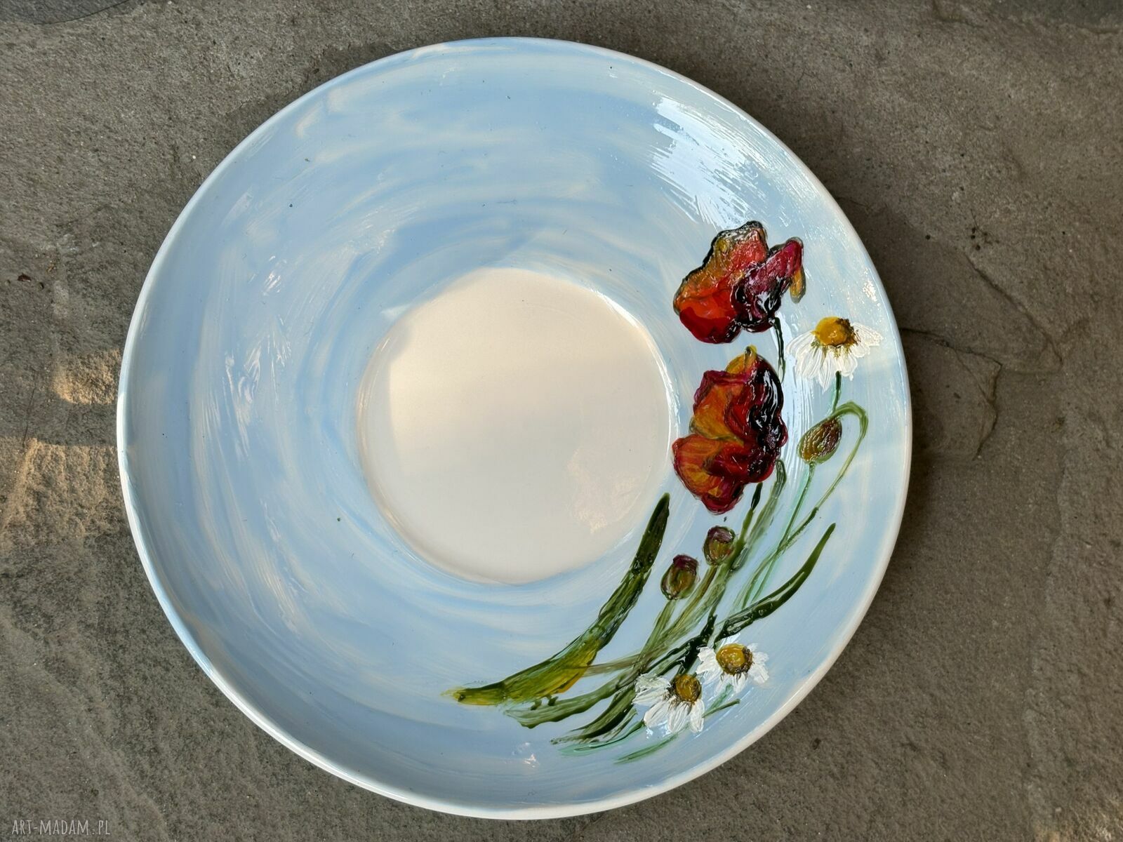 Porcelanowa filiżanka ręcznie malowana w polne kwiaty