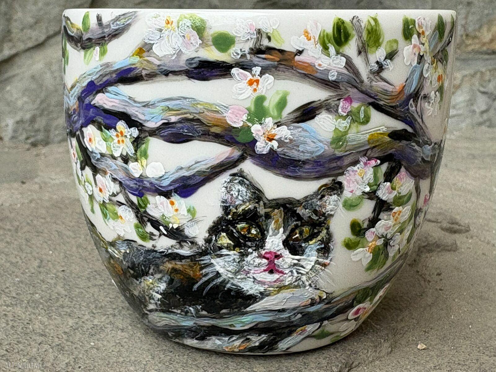 Porcelanowa filiżanka ręcznie malowana - Kot na jabłoni
