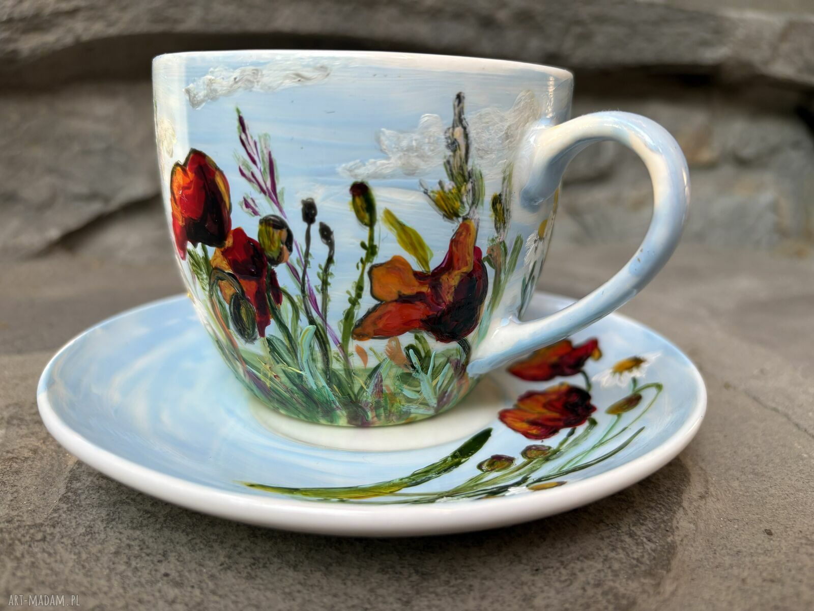 Porcelanowa filiżanka ręcznie malowana w polne kwiaty