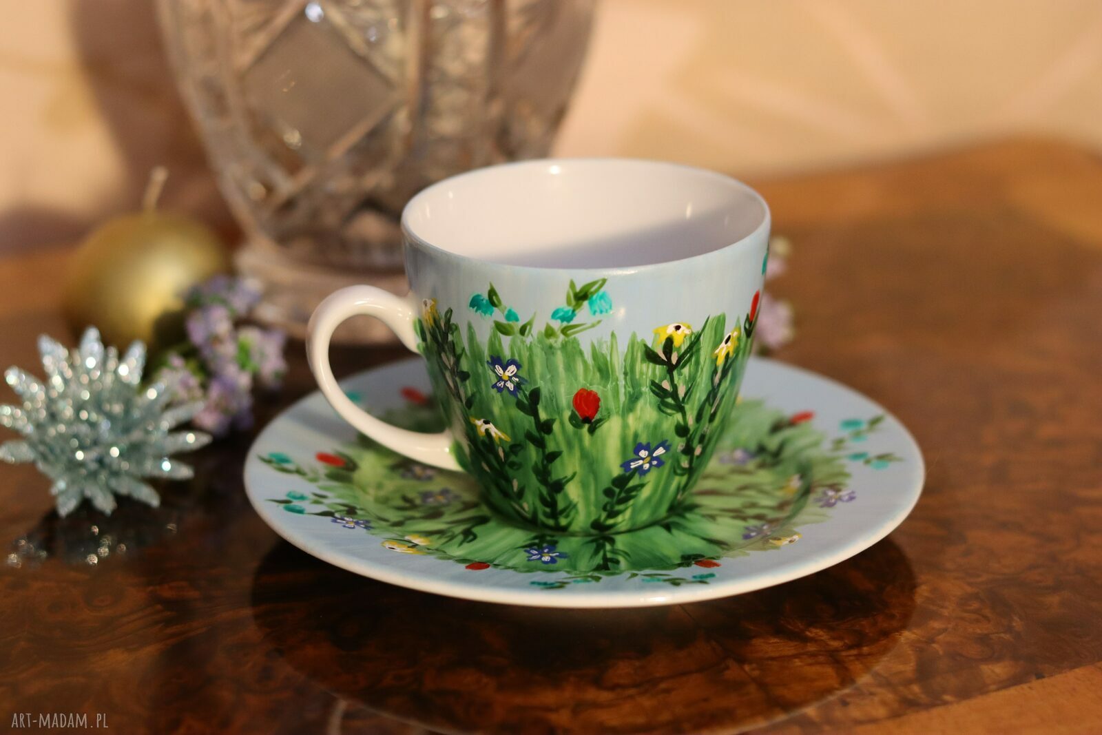 Porcelanowa filiżanka ręcznie malowana „Łąka” z podstawką (200 ml)