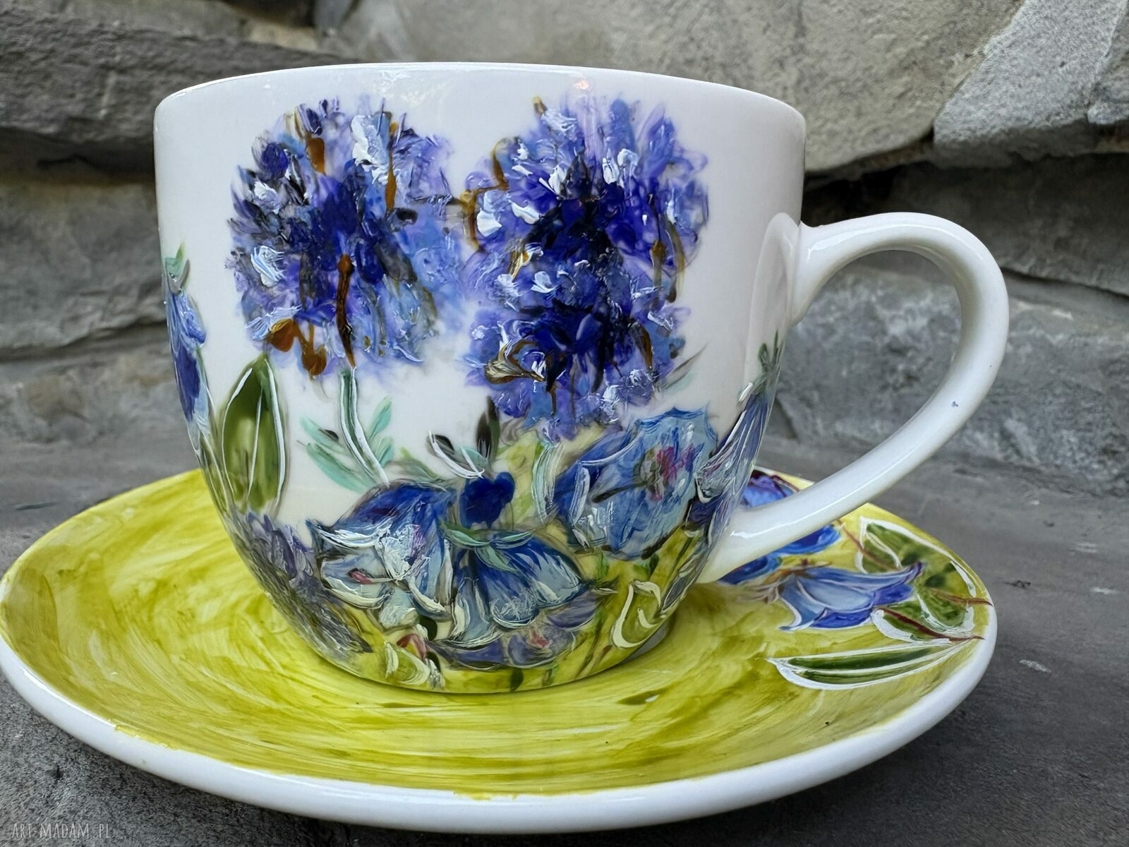 Porcelanowa filiżanka ręcznie malowana - niebieskie kwiaty (250 ml) ze spodkiem