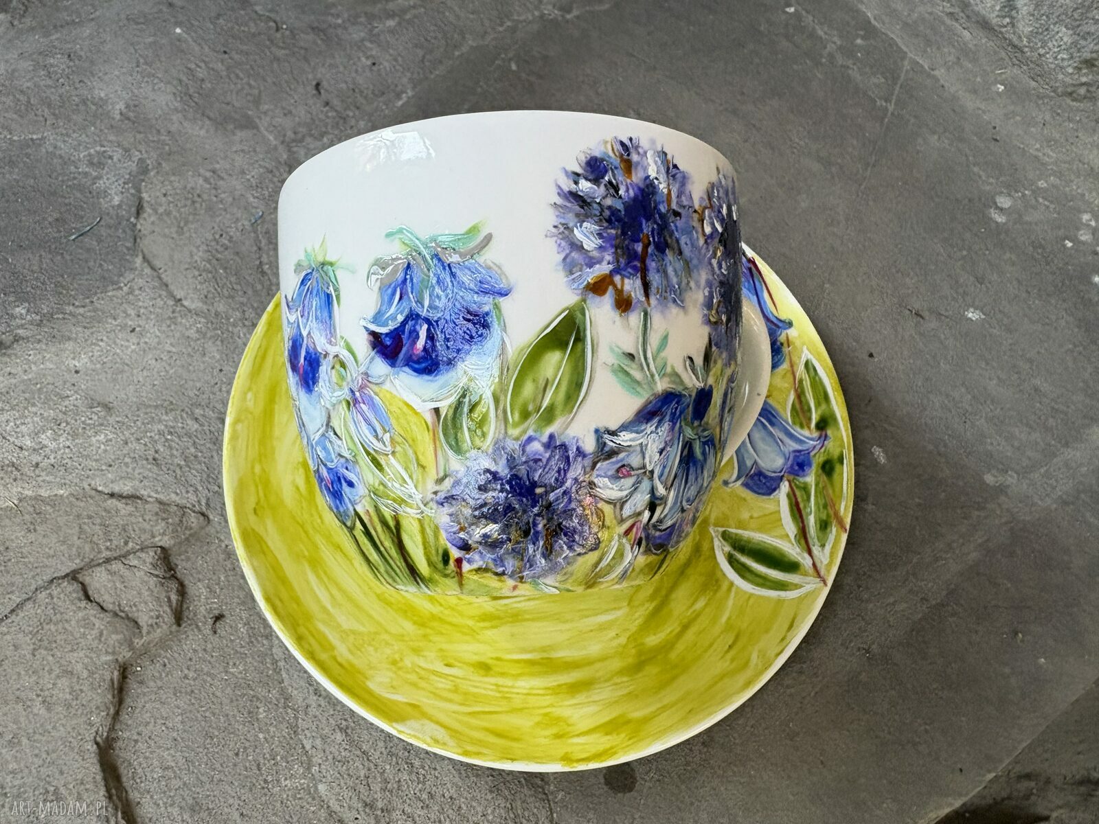Porcelanowa filiżanka ręcznie malowana - niebieskie kwiaty (250 ml) ze spodkiem