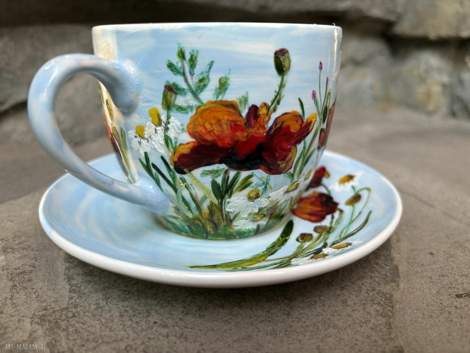 Porcelanowa filiżanka ręcznie malowana w polne kwiaty
