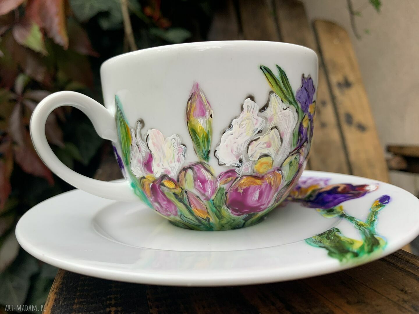 Porcelanowa filiżanka ze spodkiem ręcznie malowana Irysy