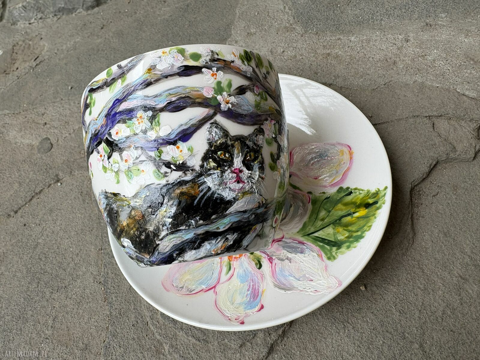 Porcelanowa filiżanka ręcznie malowana - Kot na jabłoni