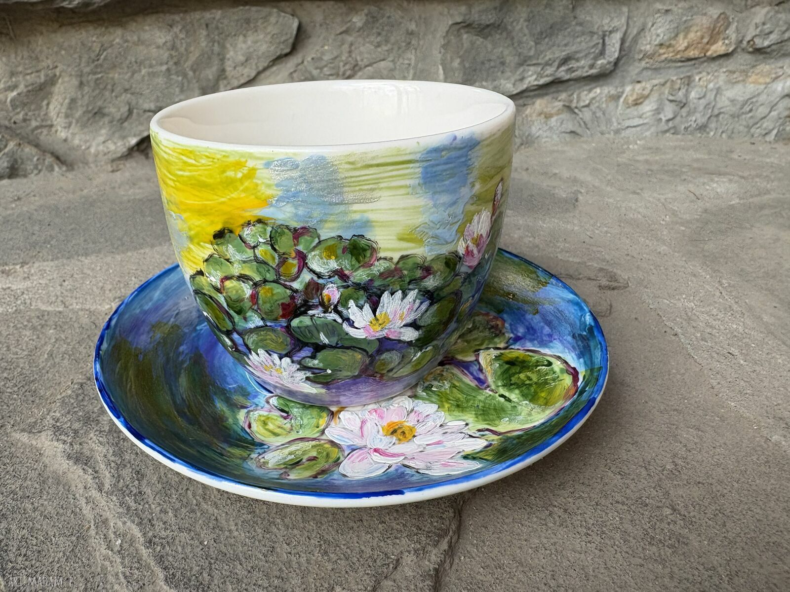 Porcelanowa filiżanka ręcznie malowana Lilie wodne 250 ml ze spodkiem