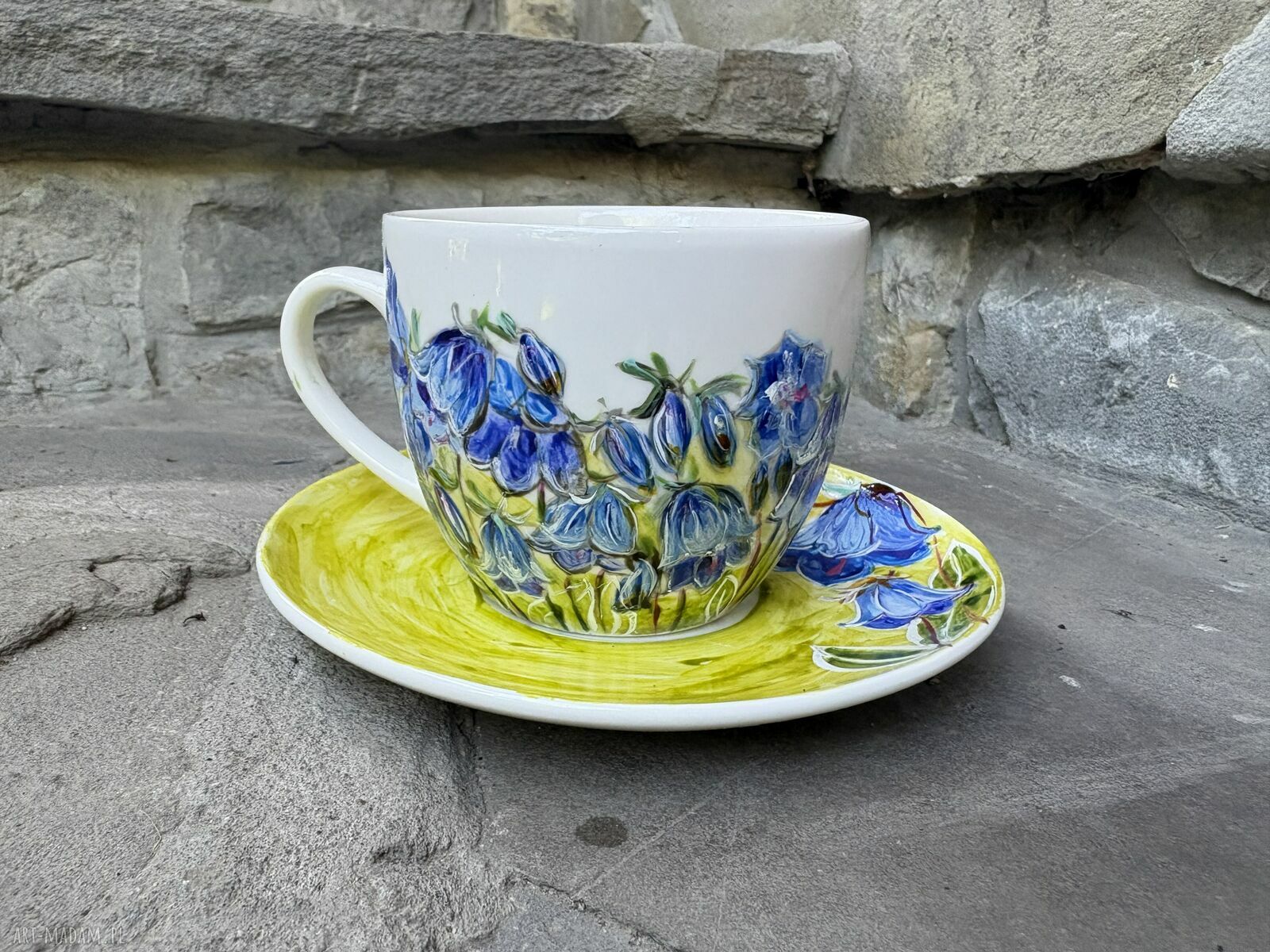 Porcelanowa filiżanka ręcznie malowana - niebieskie kwiaty 250 ml ze spodkiem
