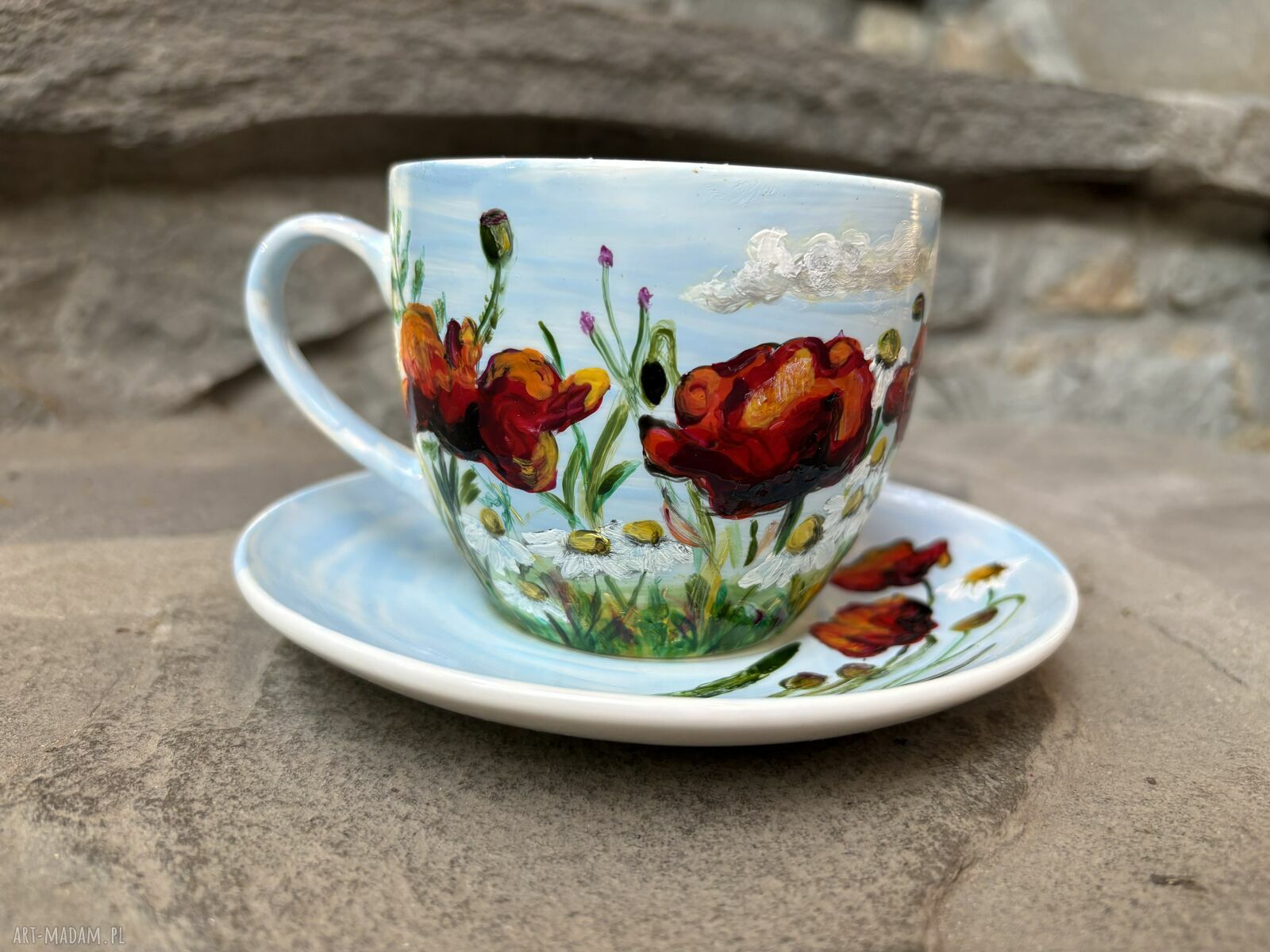 Porcelanowa filiżanka ręcznie malowana w polne kwiaty