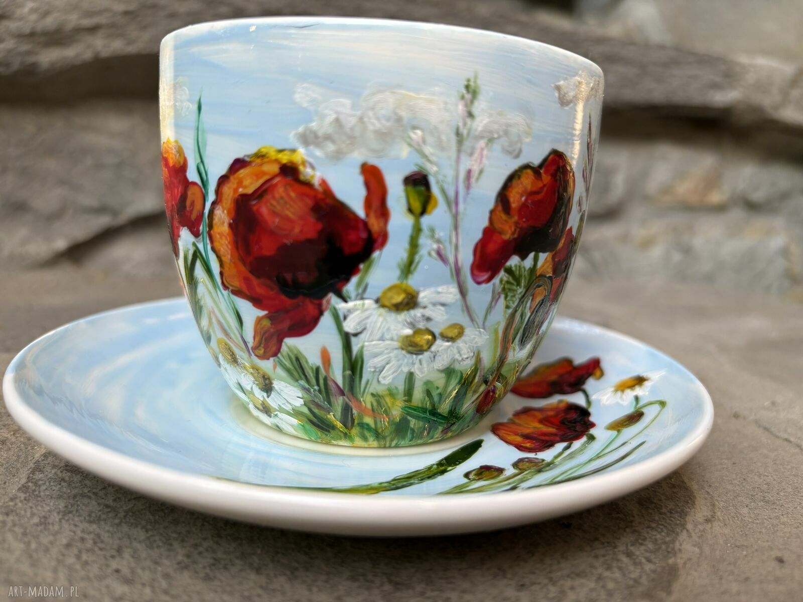Porcelanowa filiżanka ręcznie malowana w polne kwiaty