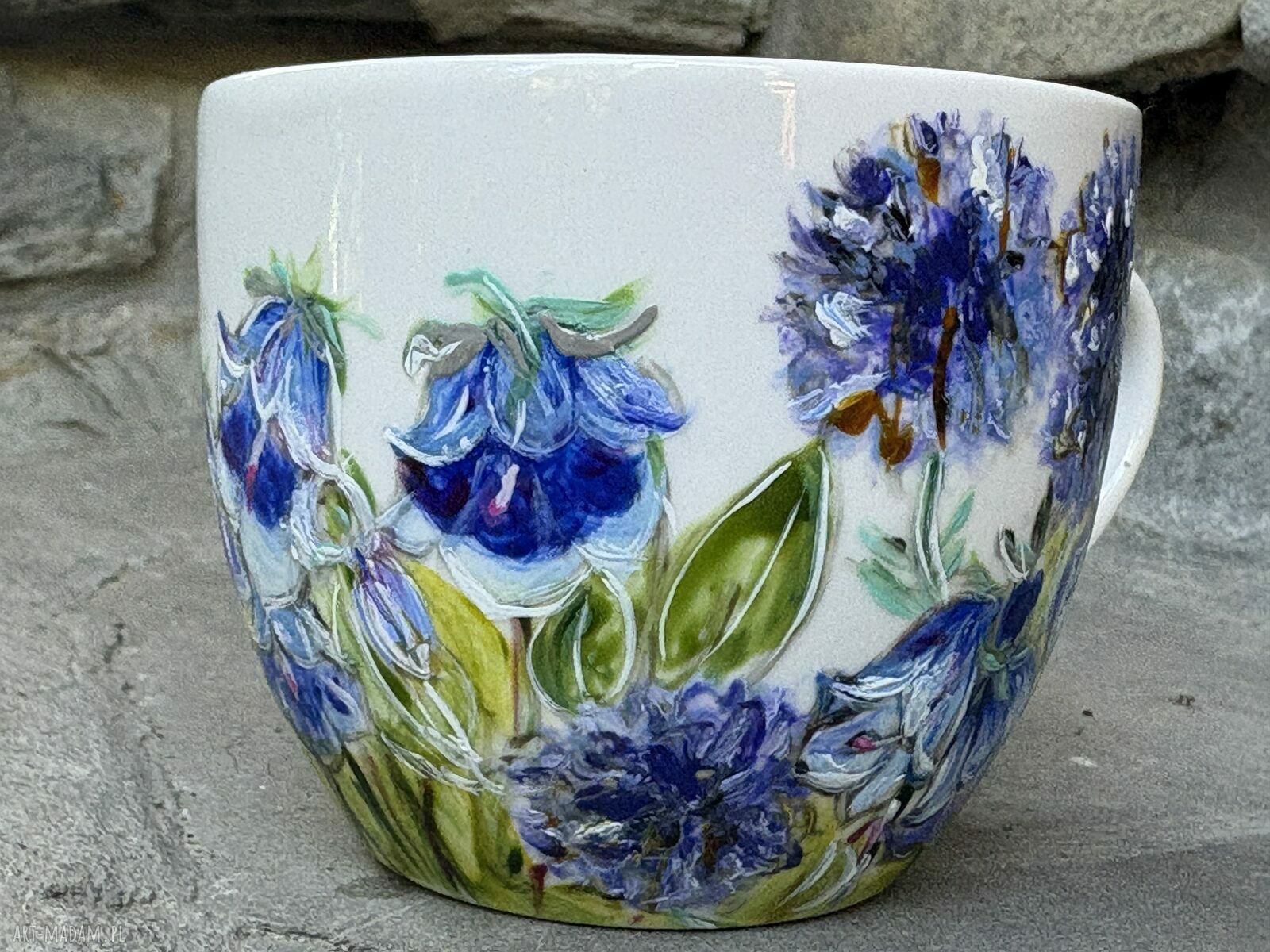 Porcelanowa filiżanka ręcznie malowana - niebieskie kwiaty (250 ml) ze spodkiem