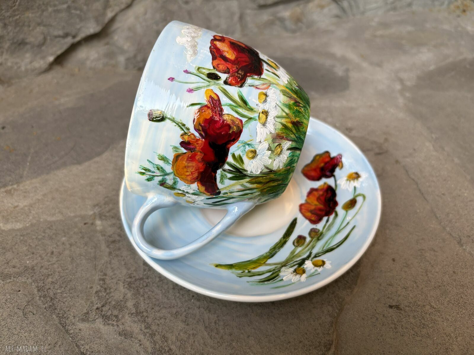 Porcelanowa filiżanka ręcznie malowana w polne kwiaty