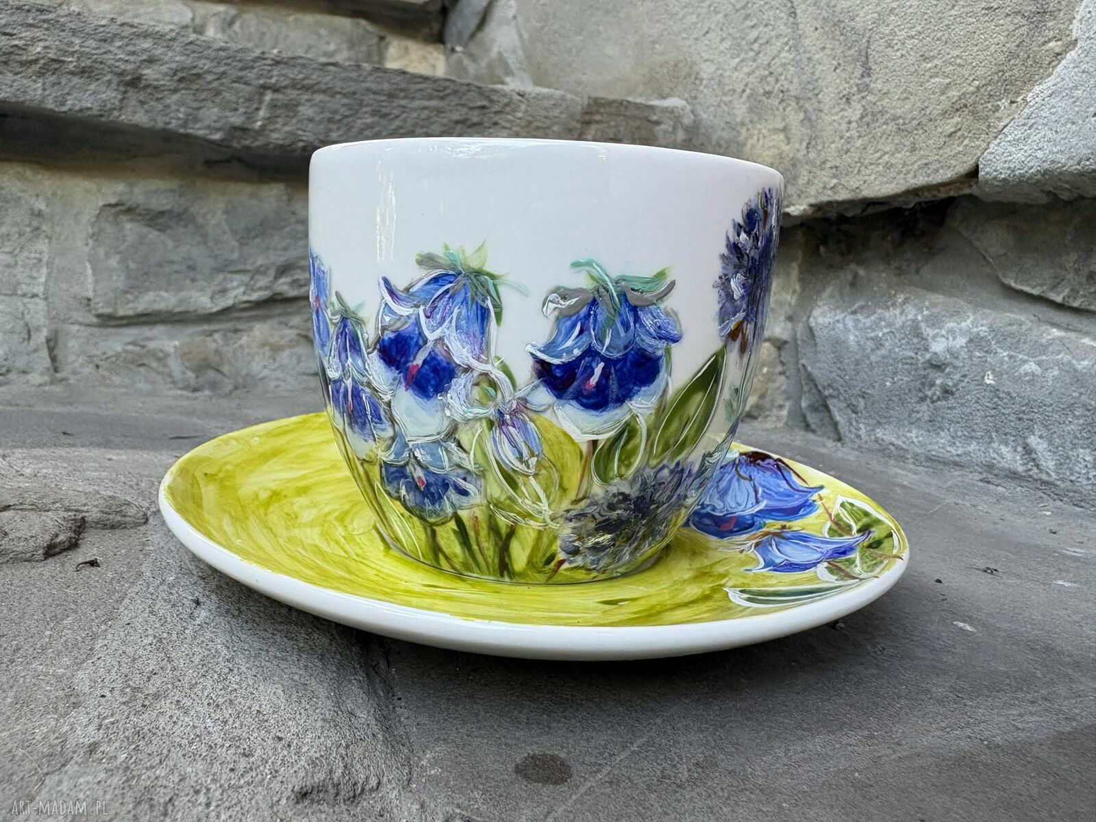 Porcelanowa filiżanka ręcznie malowana - niebieskie kwiaty (250 ml) ze spodkiem