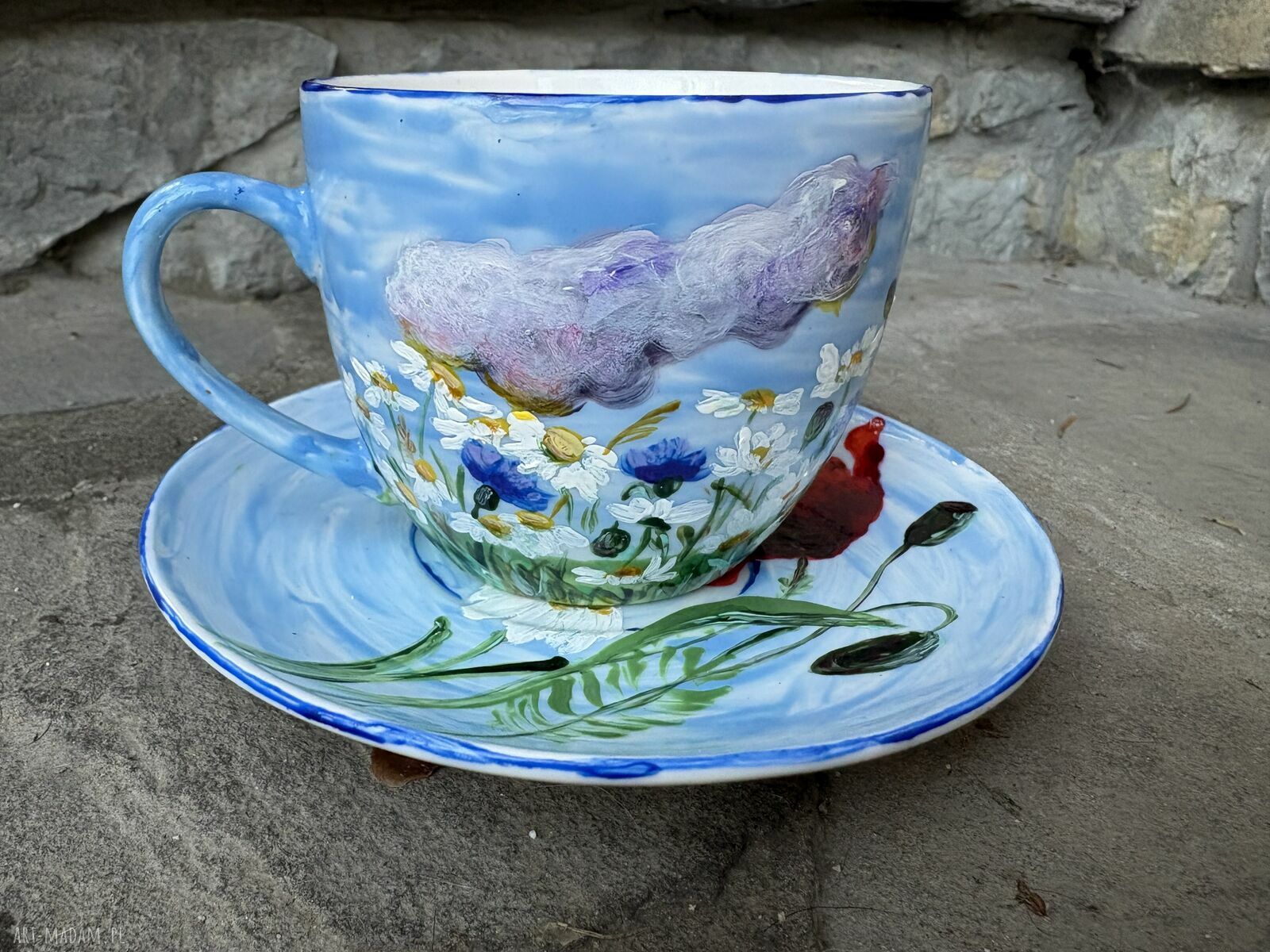 Porcelanowa filiżanka ze spodkiem Łąka i chmury - ręcznie malowana