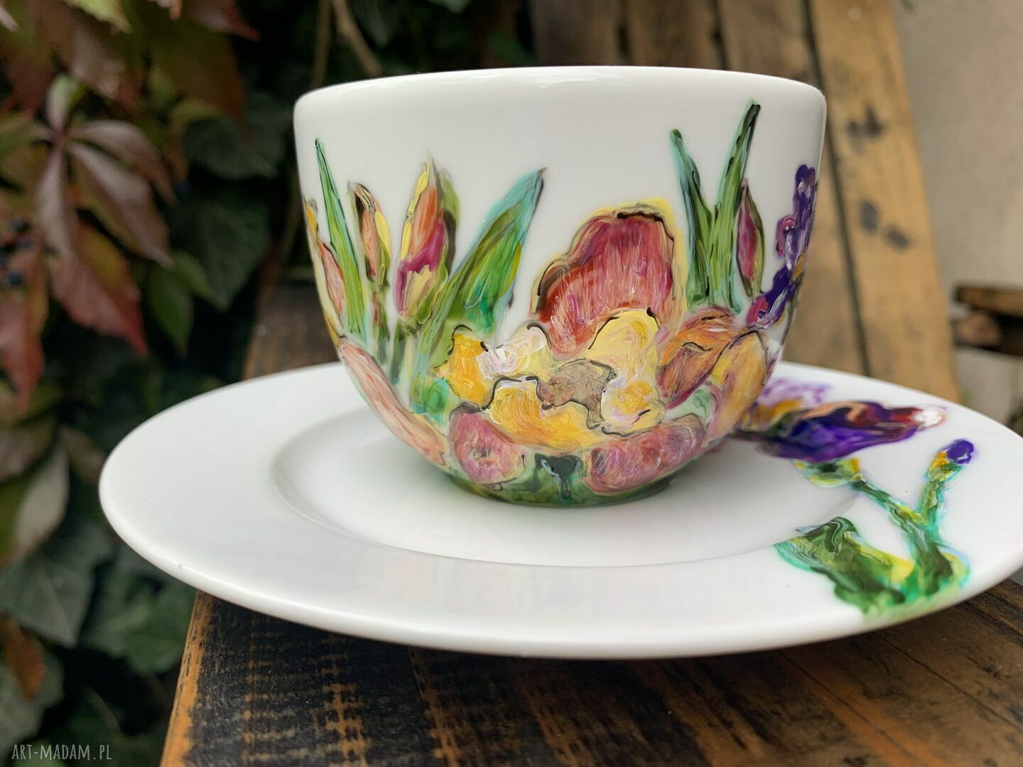 Porcelanowa filiżanka ze spodkiem ręcznie malowana Irysy