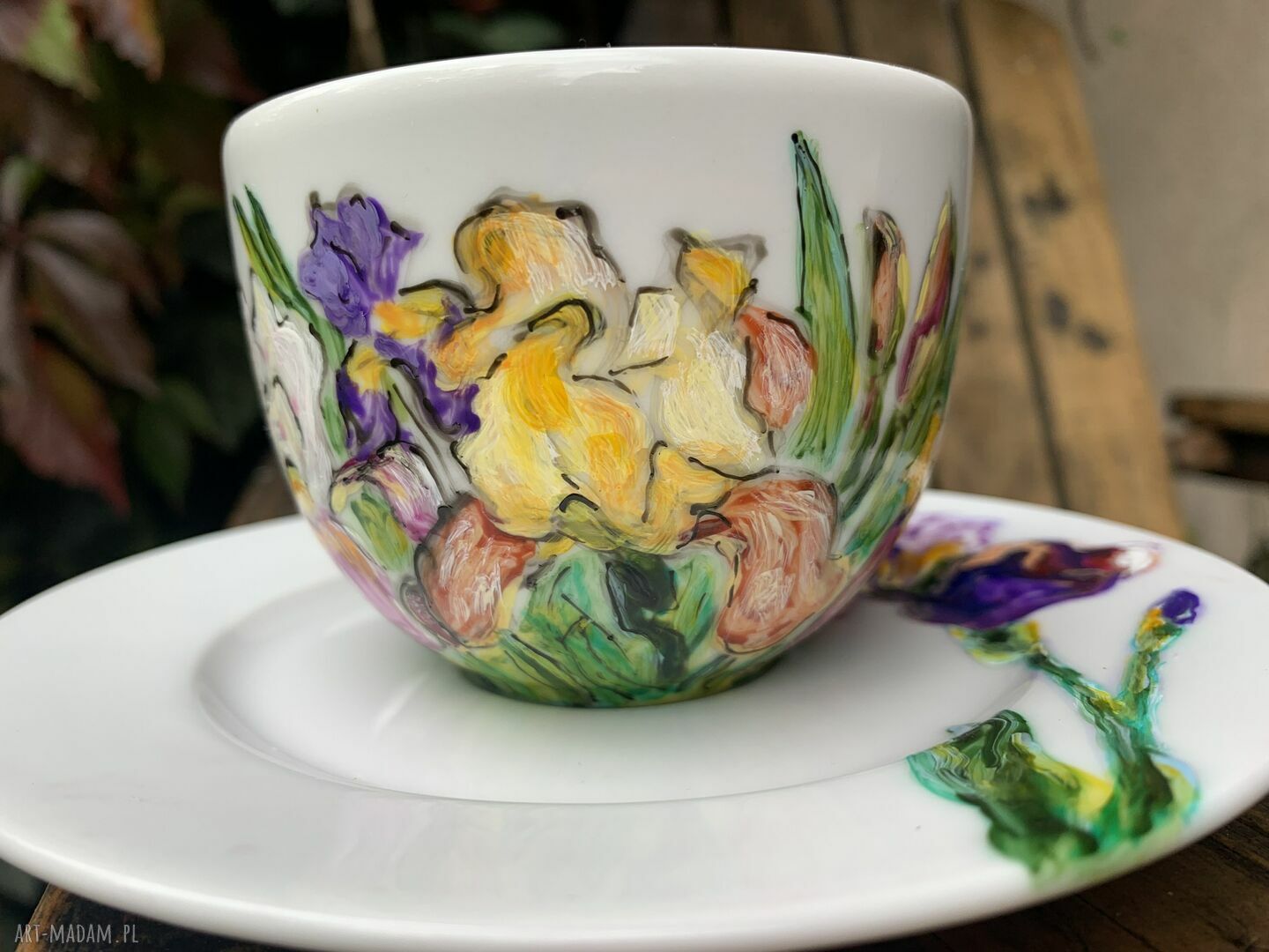 Porcelanowa filiżanka ze spodkiem ręcznie malowana Irysy