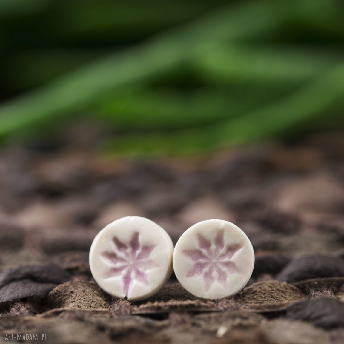 Porcelanowe kolczyki kwiatowe na sztyftach - ok. 10 mm