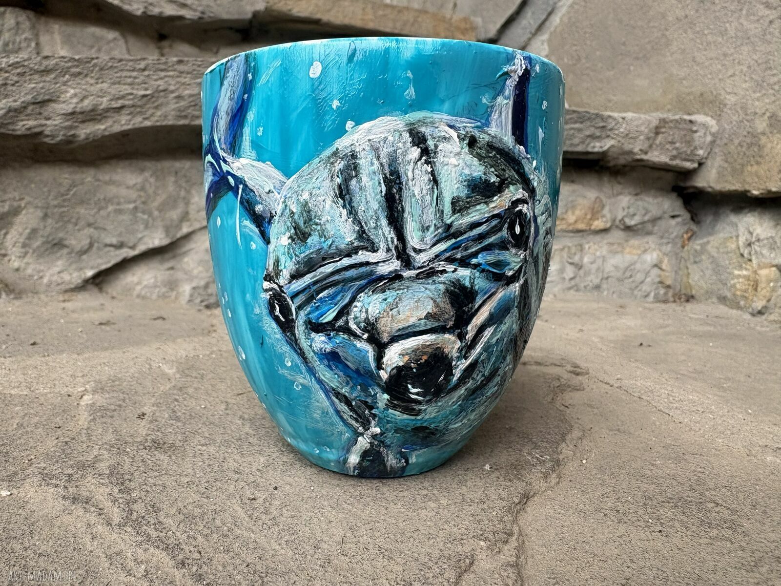 Porcelanowy kubek ręcznie malowany Delfin - Niespodzianka