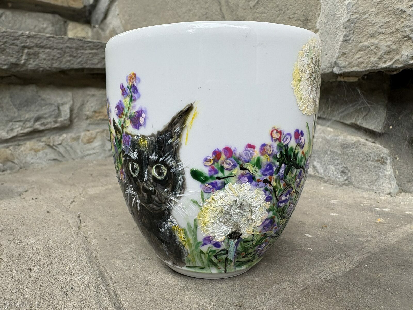 Porcelanowy kubek ręcznie malowany Kot w ogrodzie (300 ml)