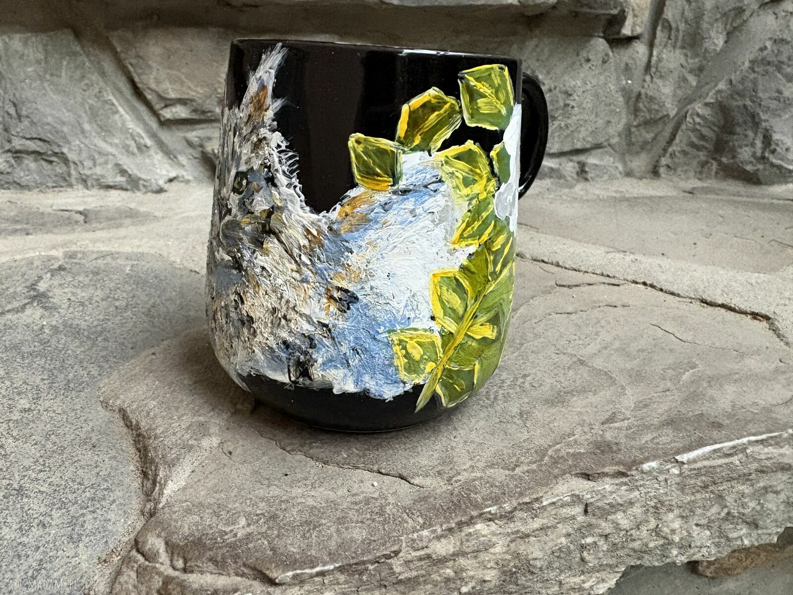 Porcelanowy kubek ręcznie malowany Kot Maine coon w dzikiej róży - 380 ml
