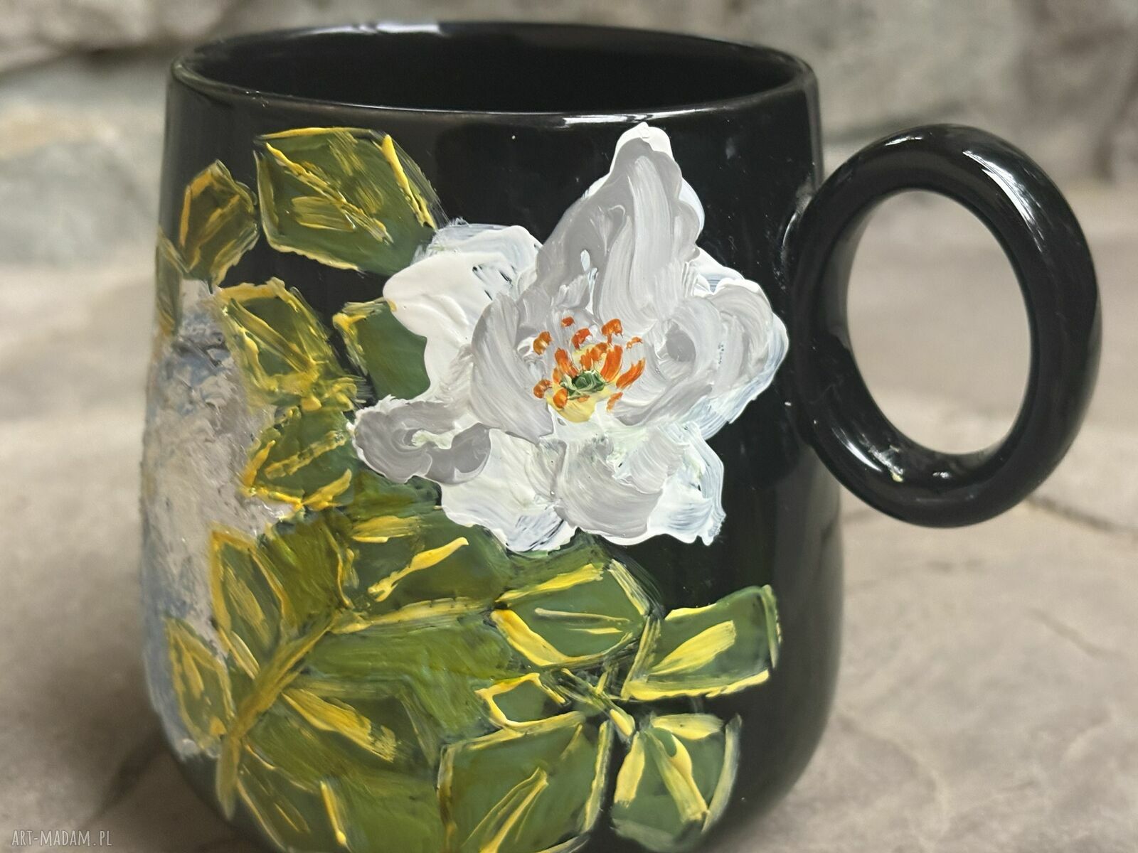 Porcelanowy kubek ręcznie malowany Kot Maine coon w dzikiej róży - 380 ml