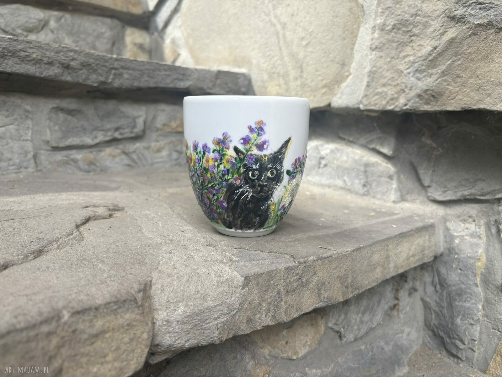 Porcelanowy kubek ręcznie malowany Kot w ogrodzie (300 ml)