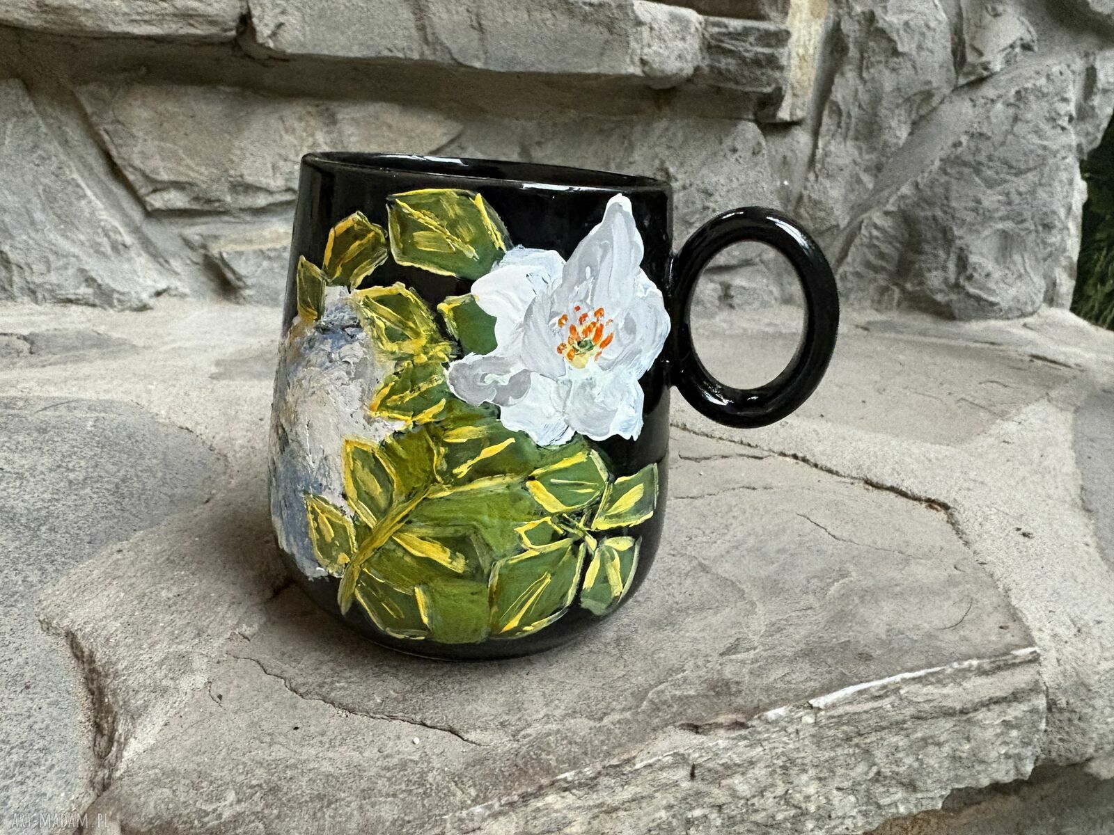 Porcelanowy kubek ręcznie malowany Kot Maine coon w dzikiej róży - 380 ml