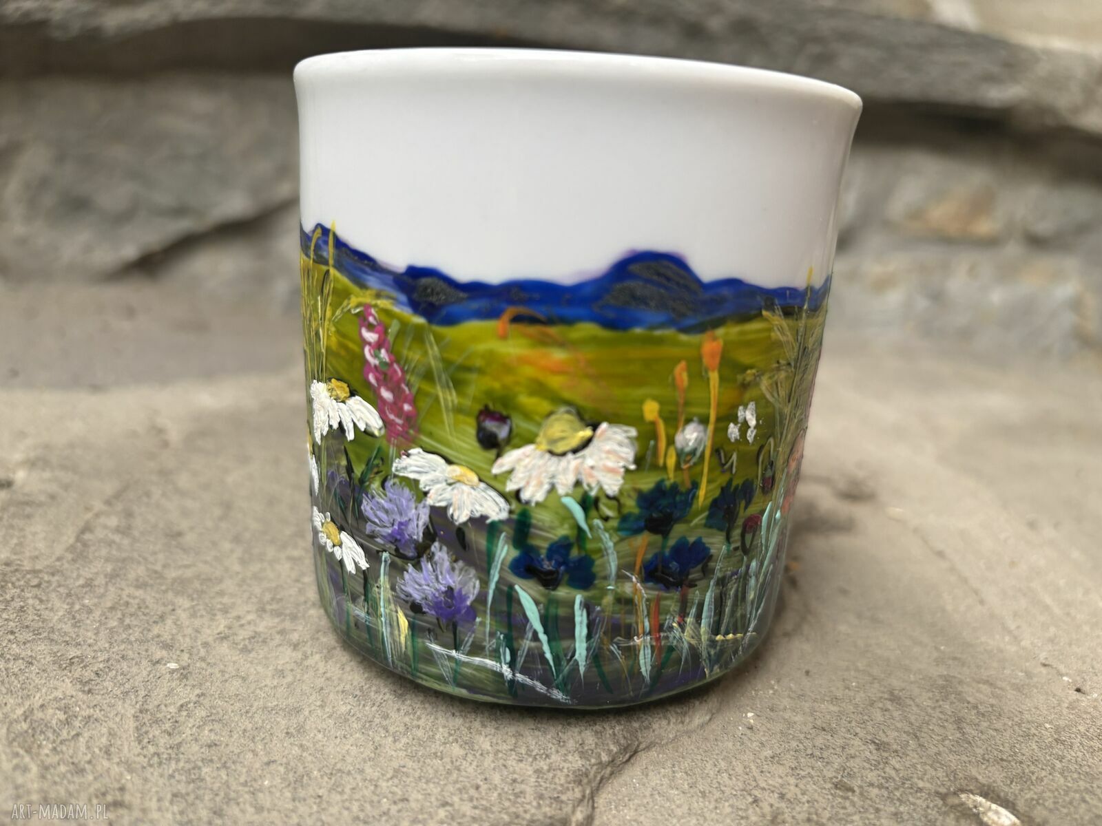 Porcelanowy kubek ręcznie malowany w polne kwiaty
