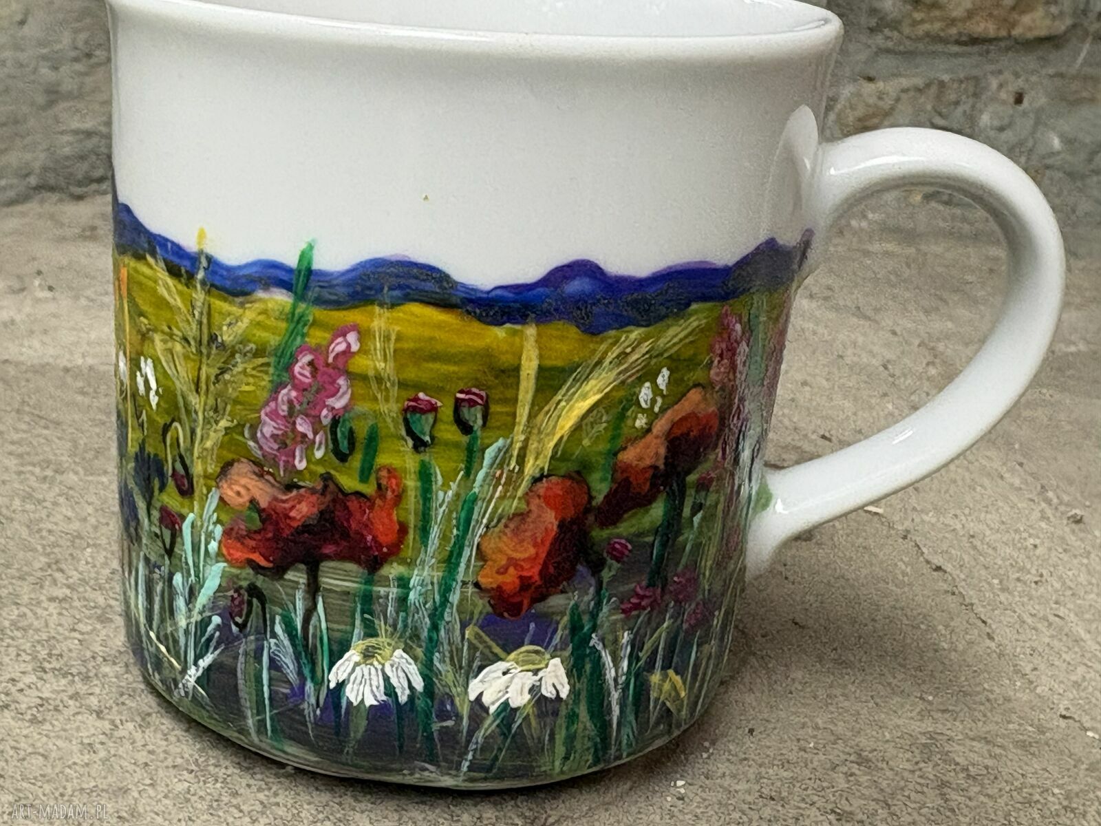 Porcelanowy kubek ręcznie malowany w polne kwiaty