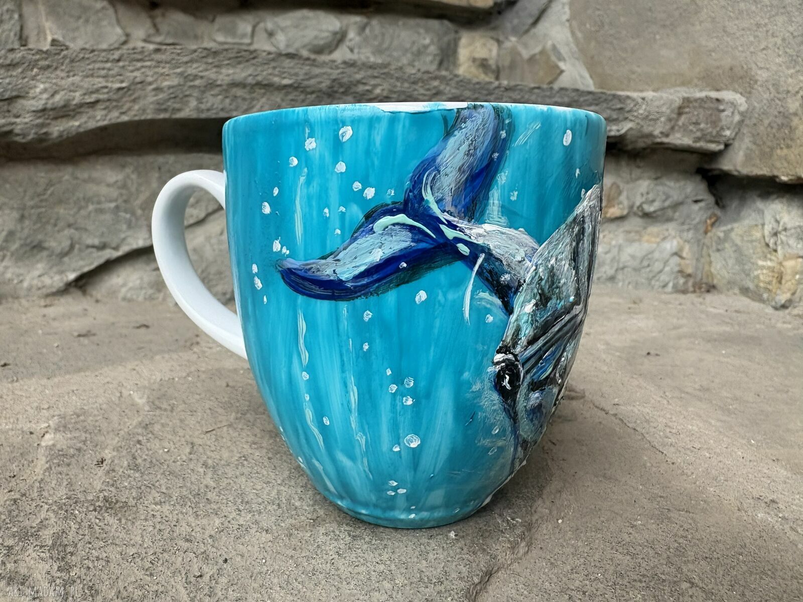 Porcelanowy kubek ręcznie malowany Delfin - Niespodzianka