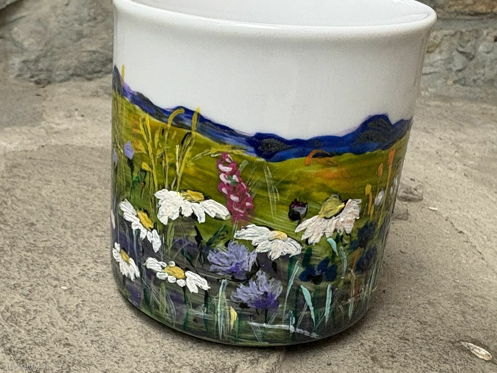 Porcelanowy kubek ręcznie malowany w polne kwiaty