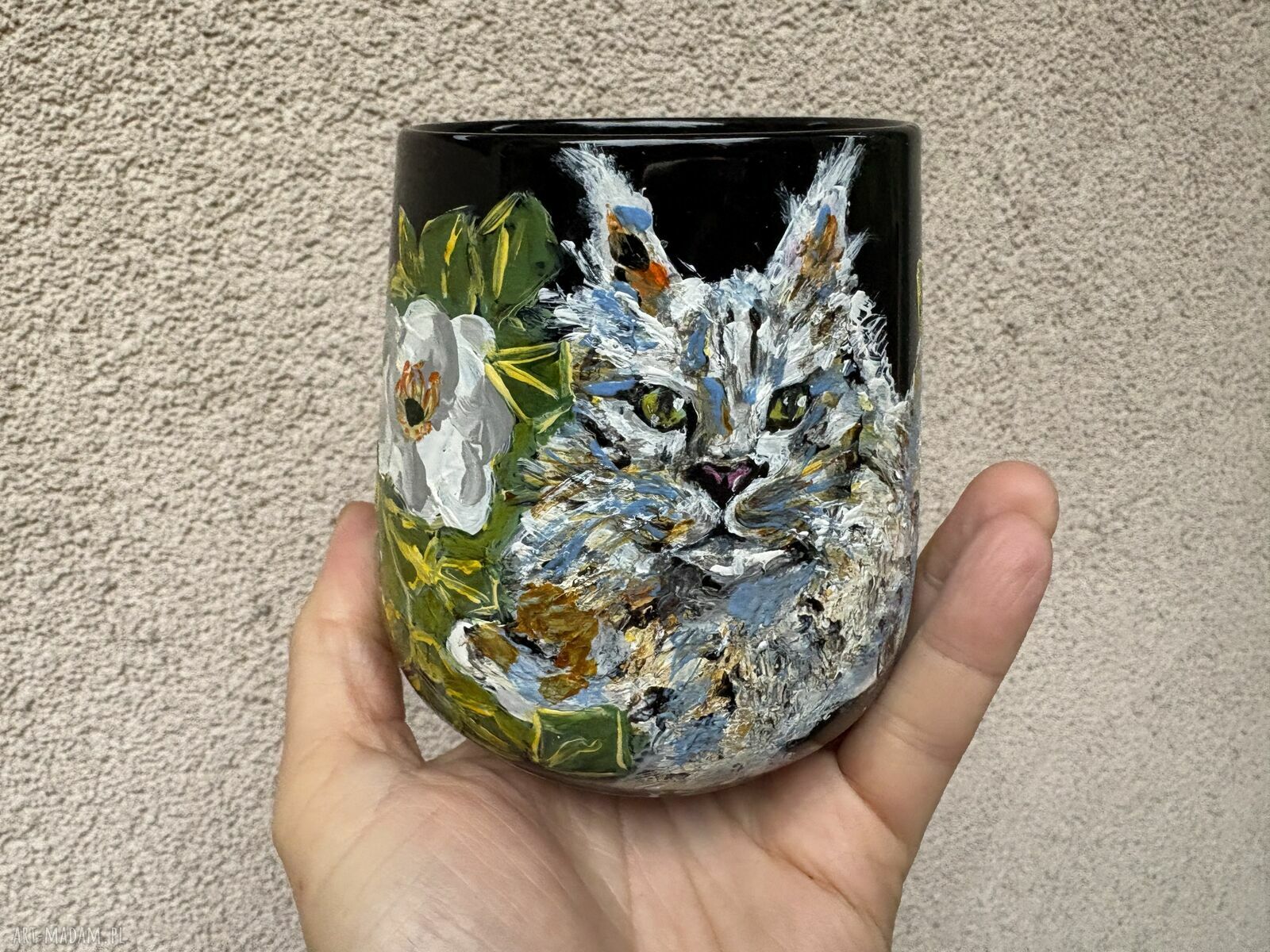 Porcelanowy kubek ręcznie malowany Kot Maine coon w dzikiej róży - 380 ml