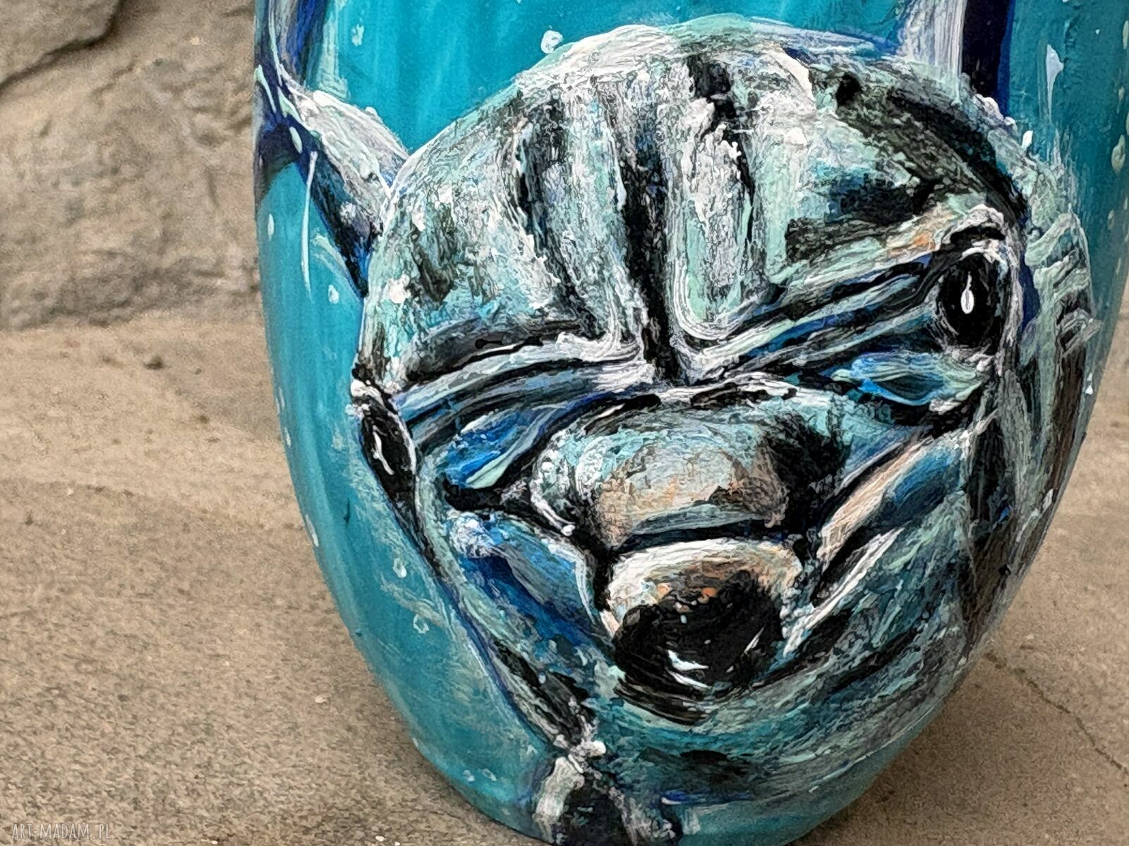 Porcelanowy kubek ręcznie malowany Delfin - Niespodzianka