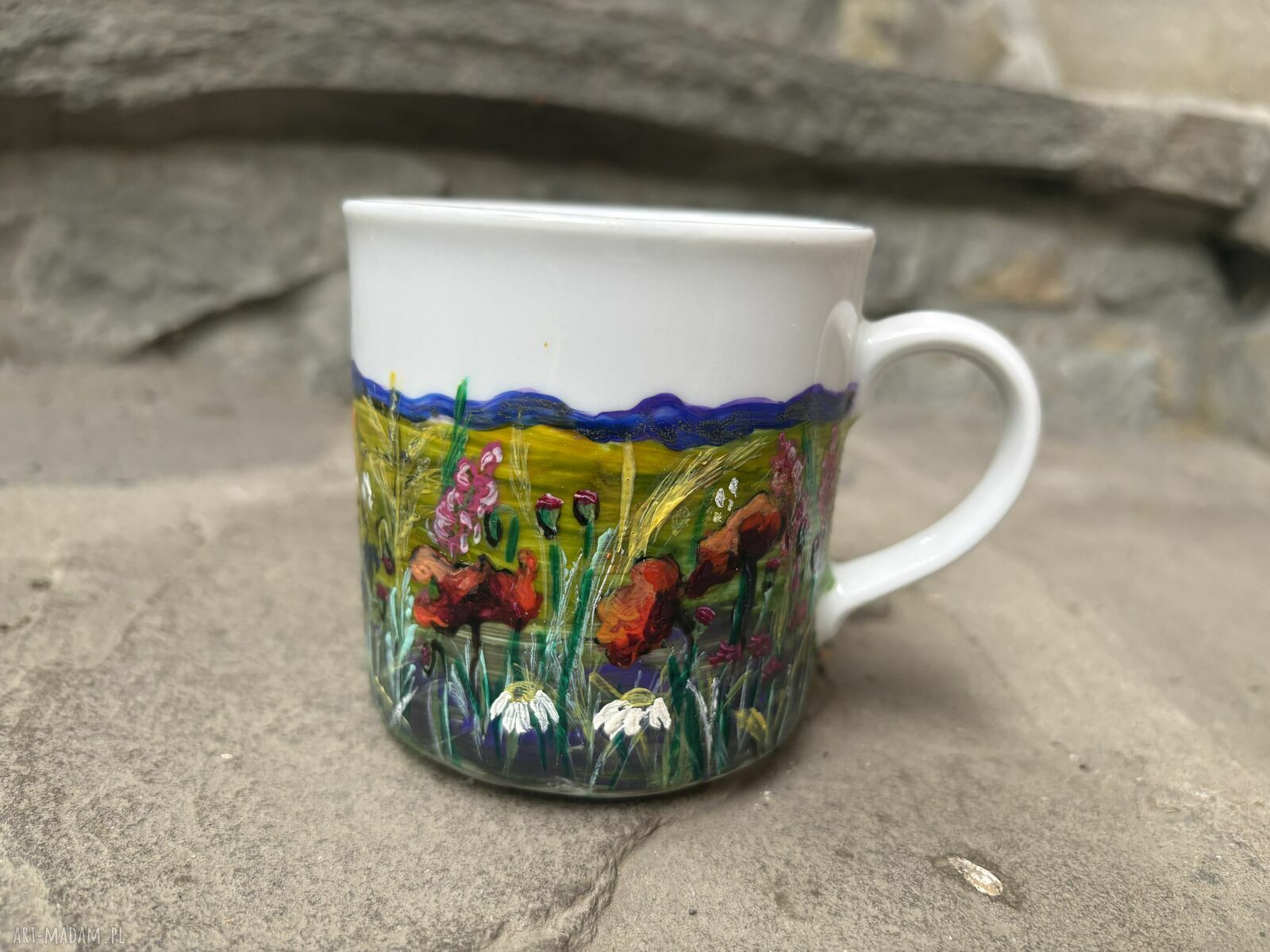 Porcelanowy kubek ręcznie malowany w polne kwiaty