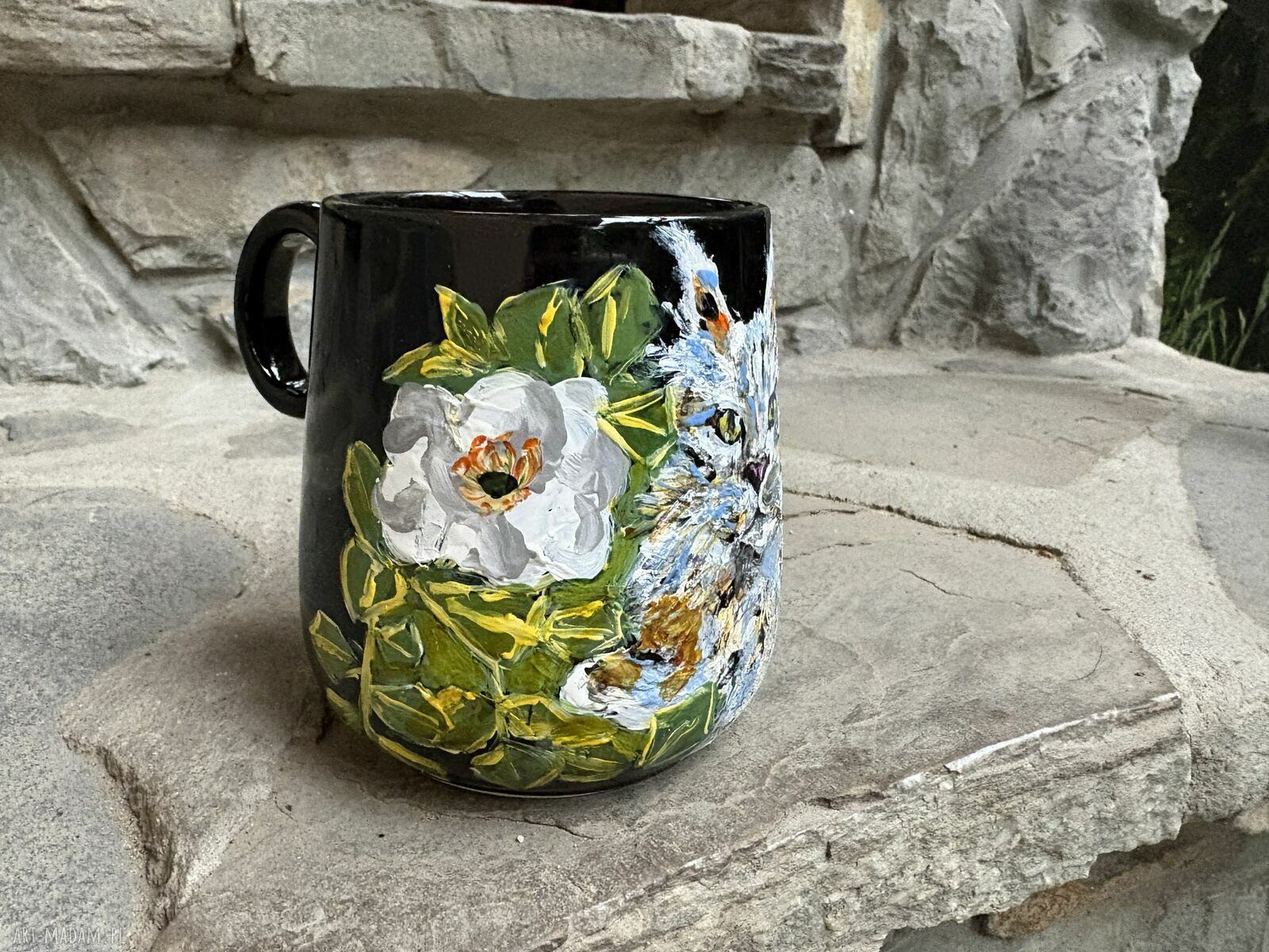 Porcelanowy kubek ręcznie malowany Kot Maine coon w dzikiej róży - 380 ml